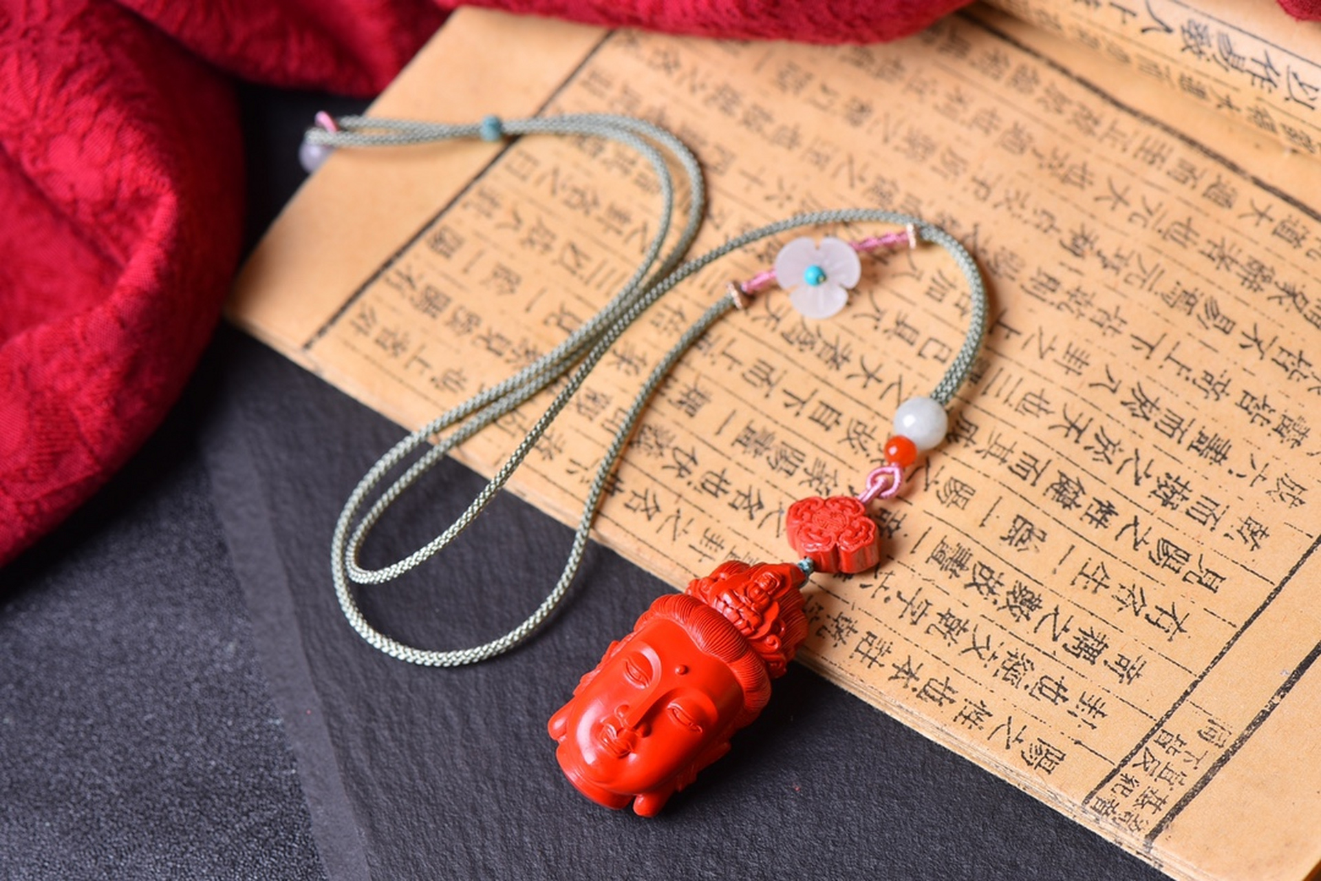 采用原矿朱砂矿砂压磨而成,长期佩戴朱砂可辟邪转运,安神静气