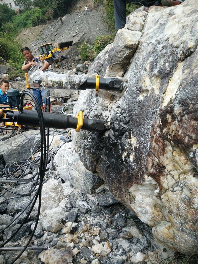 煤矿巷道掘进工作面胀裂硬岩石