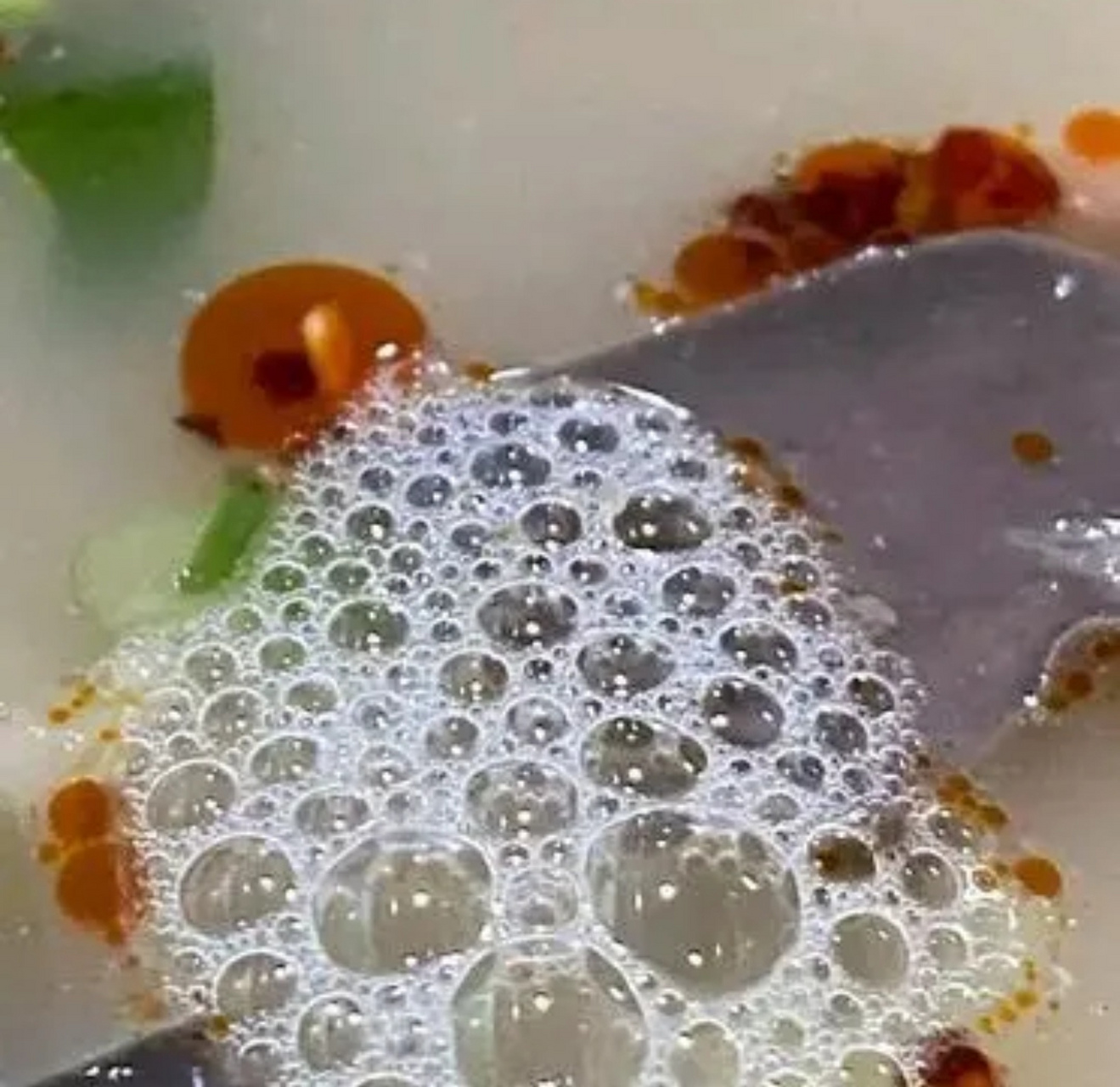 羊肉汤里发现的,这是老板娘的老痰吗?