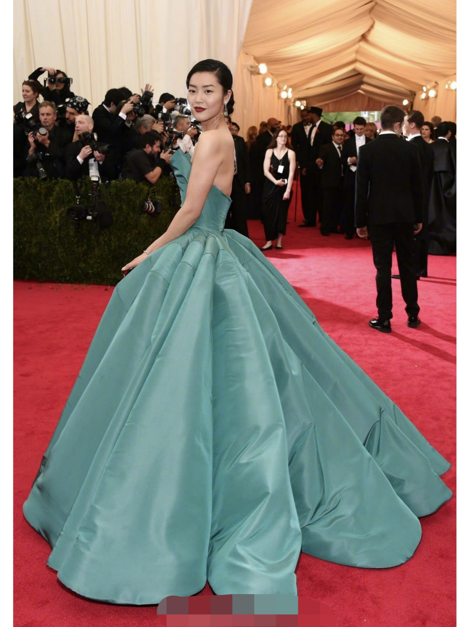 刘雯刚刚登上美版vogue 五月刊「met gala」主题封面