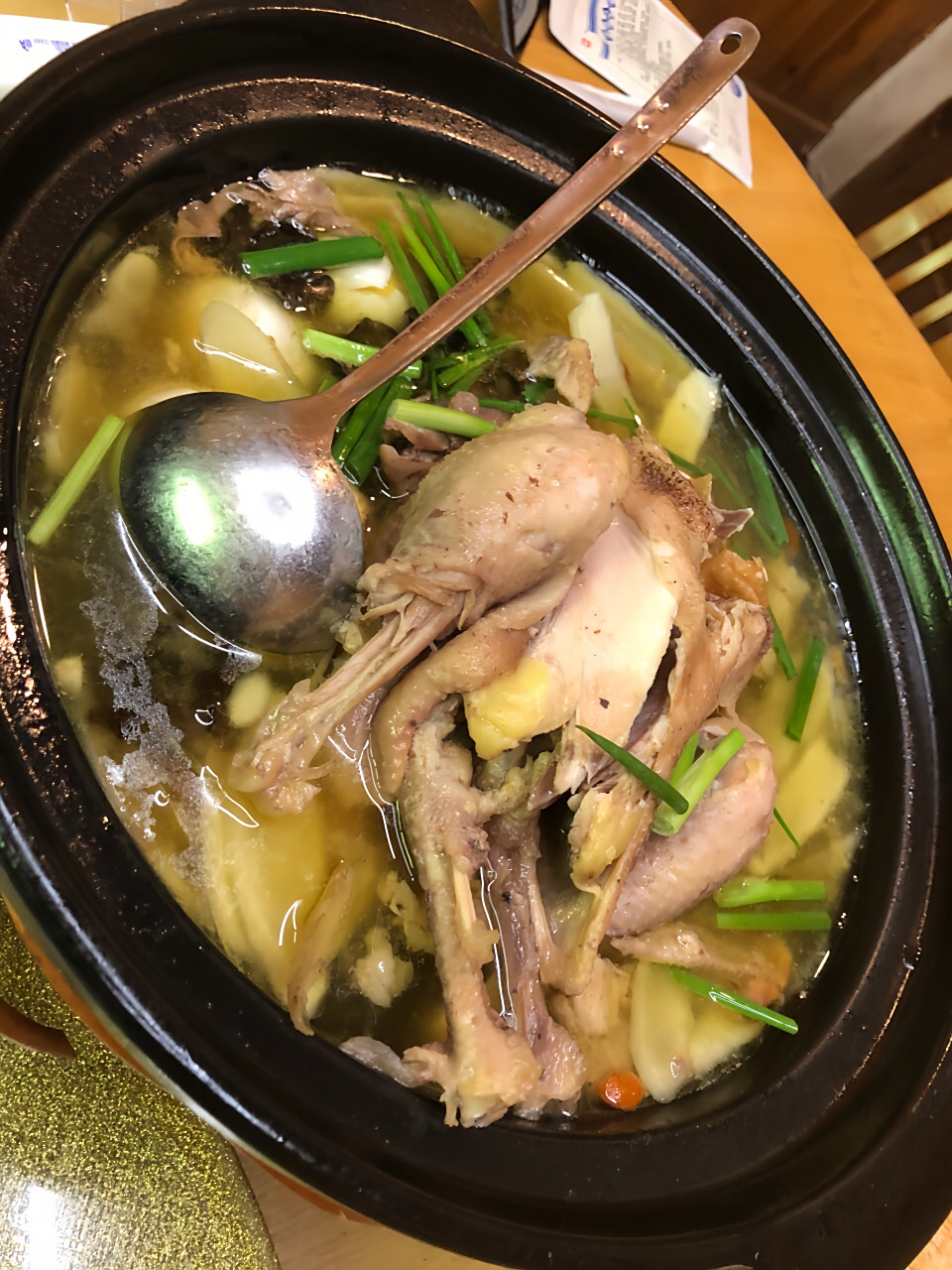 口感鲜美又营养丰富的土鸡煲,是一道湖南家常菜中的代表.