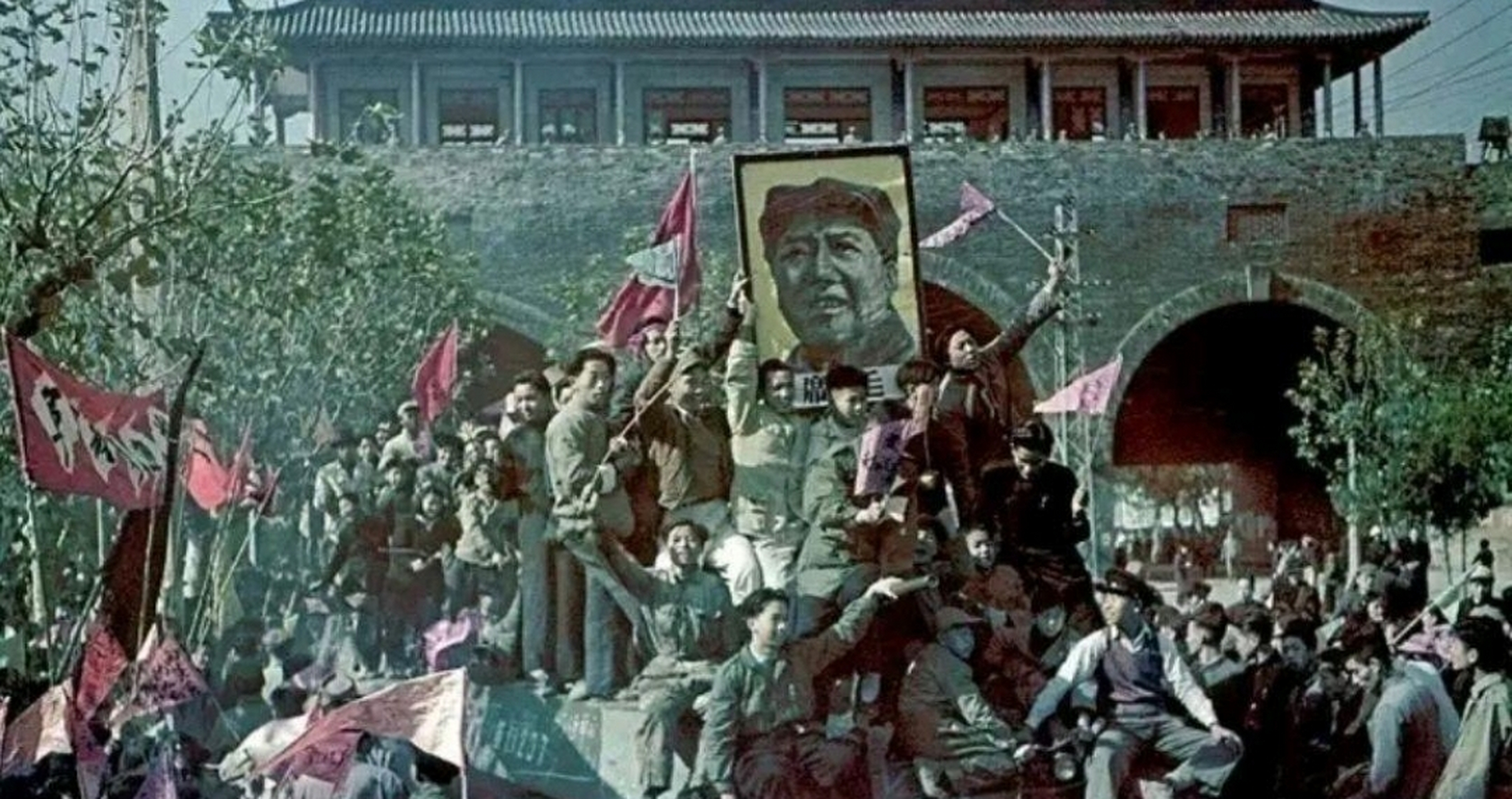 解放军进入南京,这是入城时的老照片.