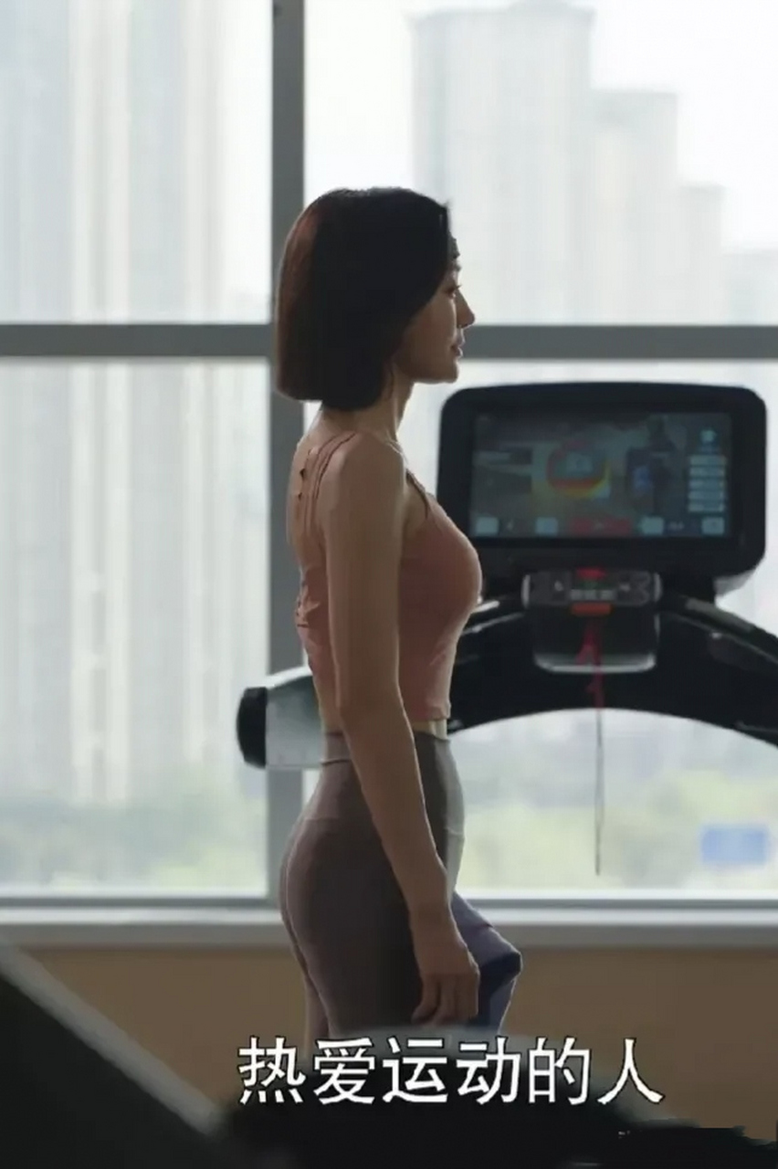 这剧是懂营销秦岚身材的,跑步健身完美展现她的曲线,夸不腻的腰臀比