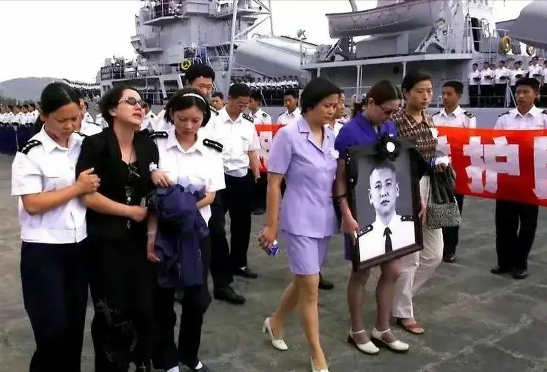 海空卫士王伟烈士遗孀阮国琴女士,如今已经是海军上校军衔,被特招入伍