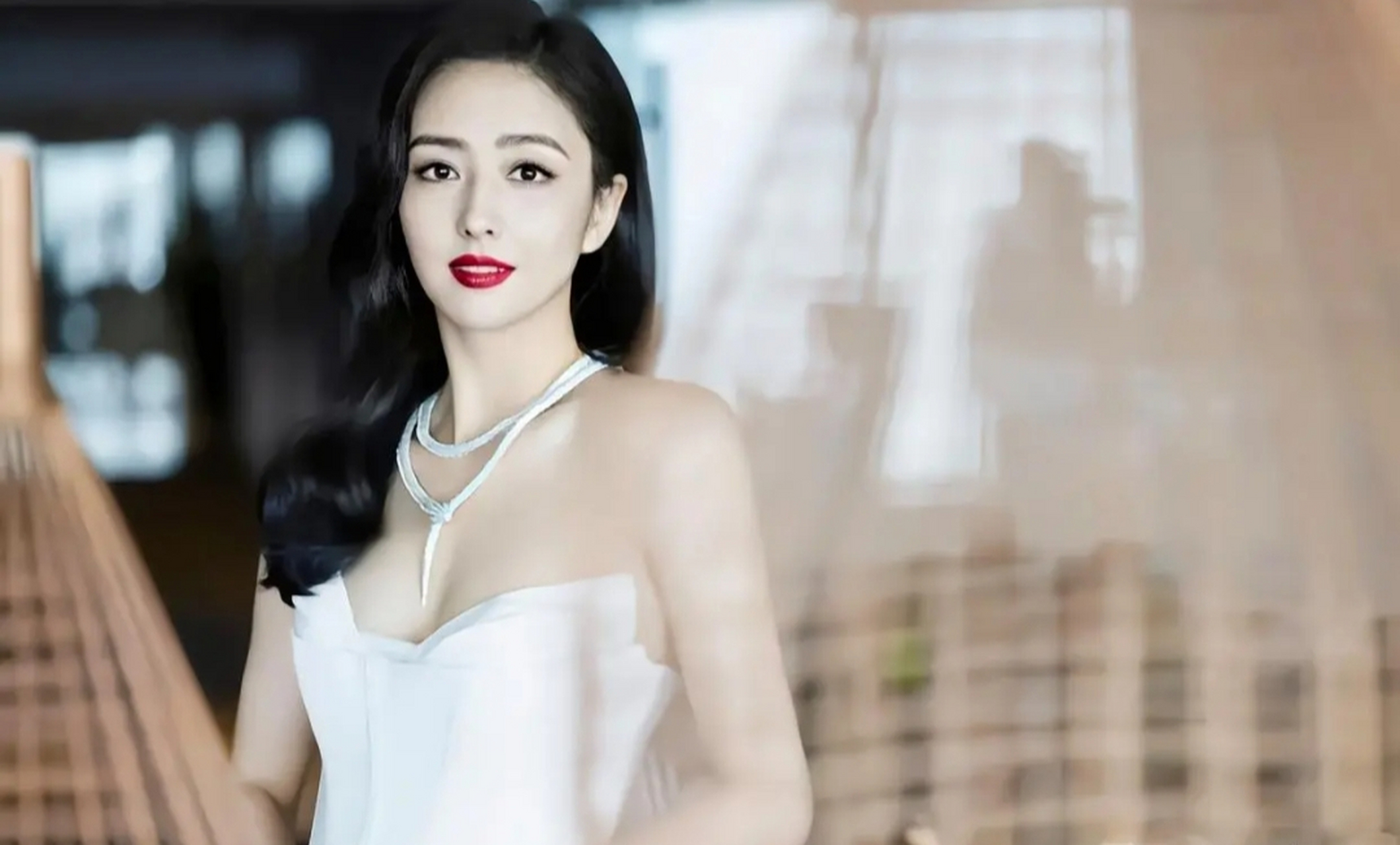 佟丽娅是越来越有女人味了,一袭白色抹胸长裙,纯洁高雅,秀丽端庄,温柔