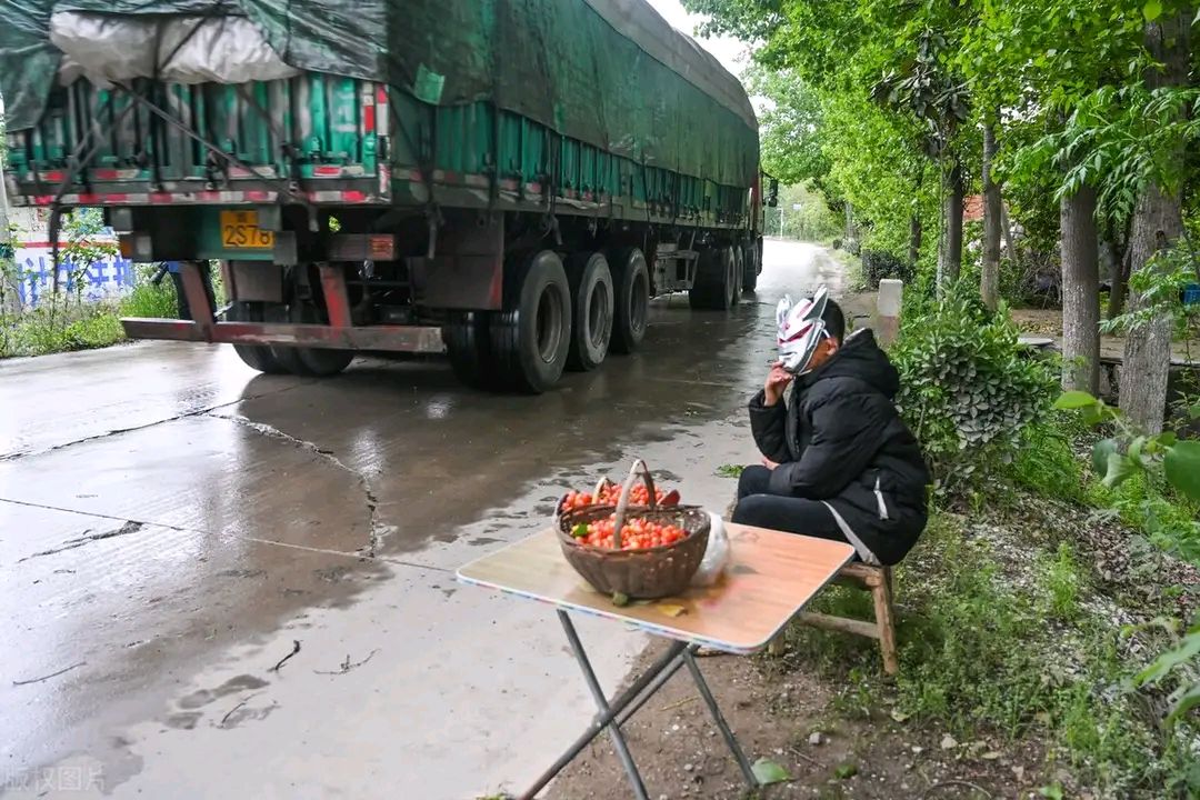 河南一11岁男孩戴面具路边帮奶奶卖樱桃:只想为家里挣点儿生活费