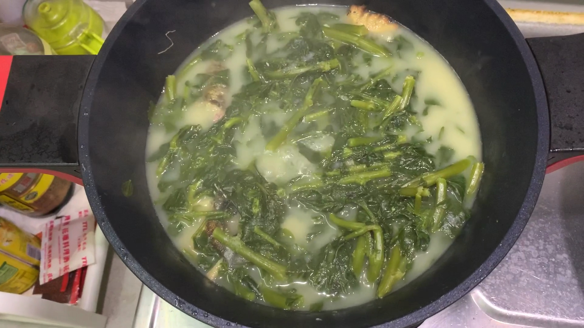 香港本地钟点阿姨煲汤一流,每天来三小时做晚饭,煲西洋菜生鱼汤