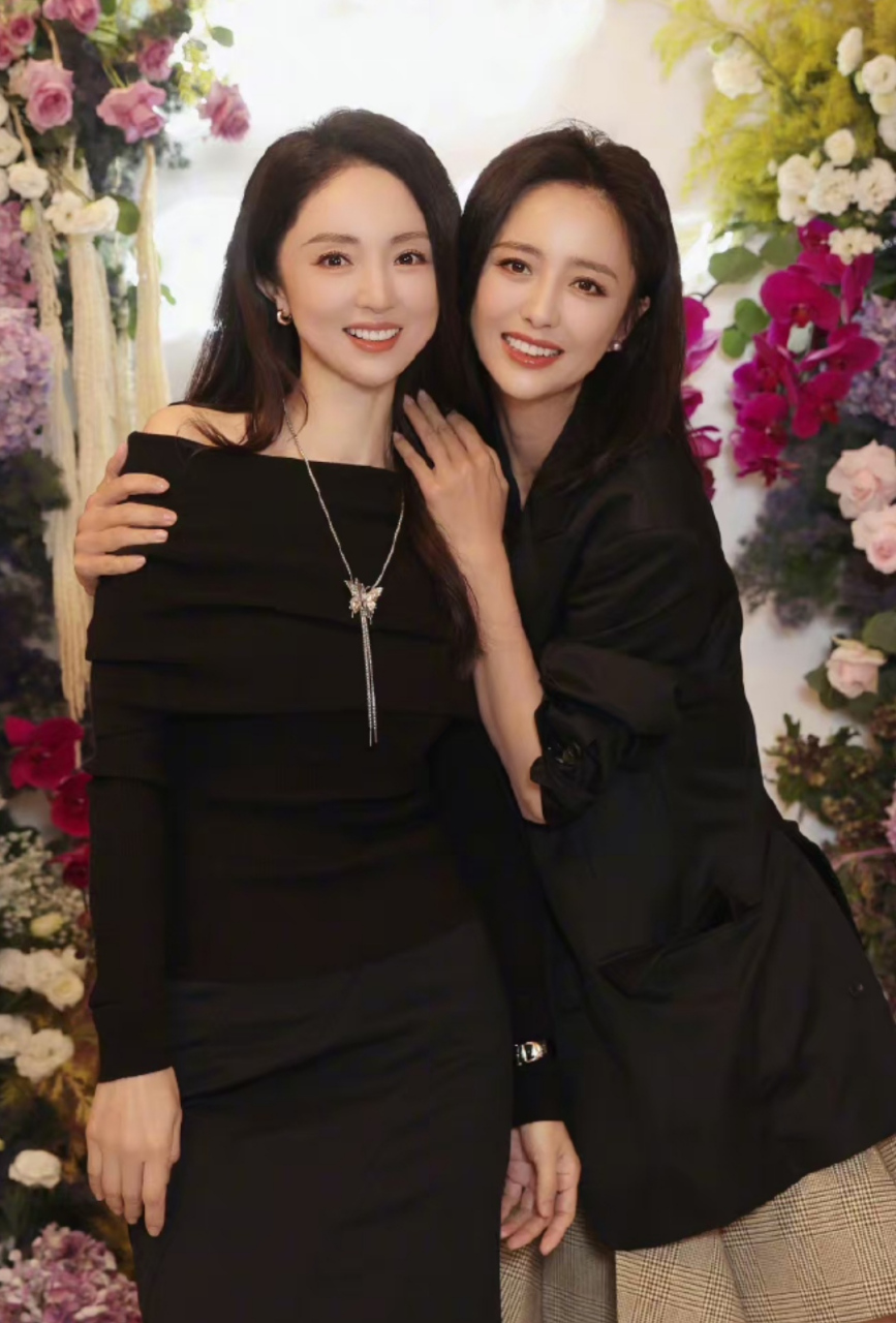 董璇44岁生日,佟丽娅到场庆祝姐妹情深,两人同框都是冻龄女神.