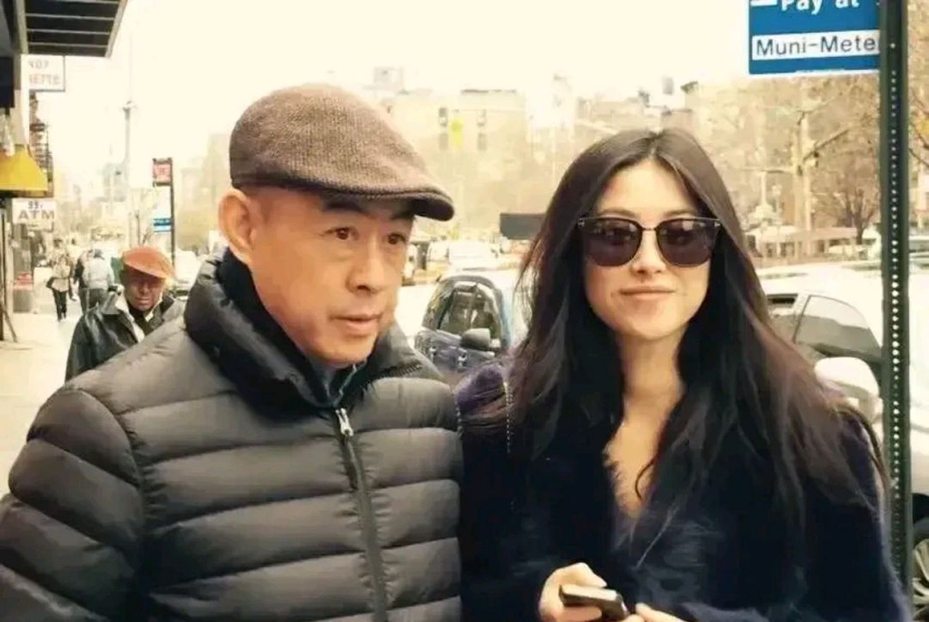 朱珠的爸爸朱汉斌人称"三里屯高仓健",浓眉大眼高鼻梁,眼神深邃犀利