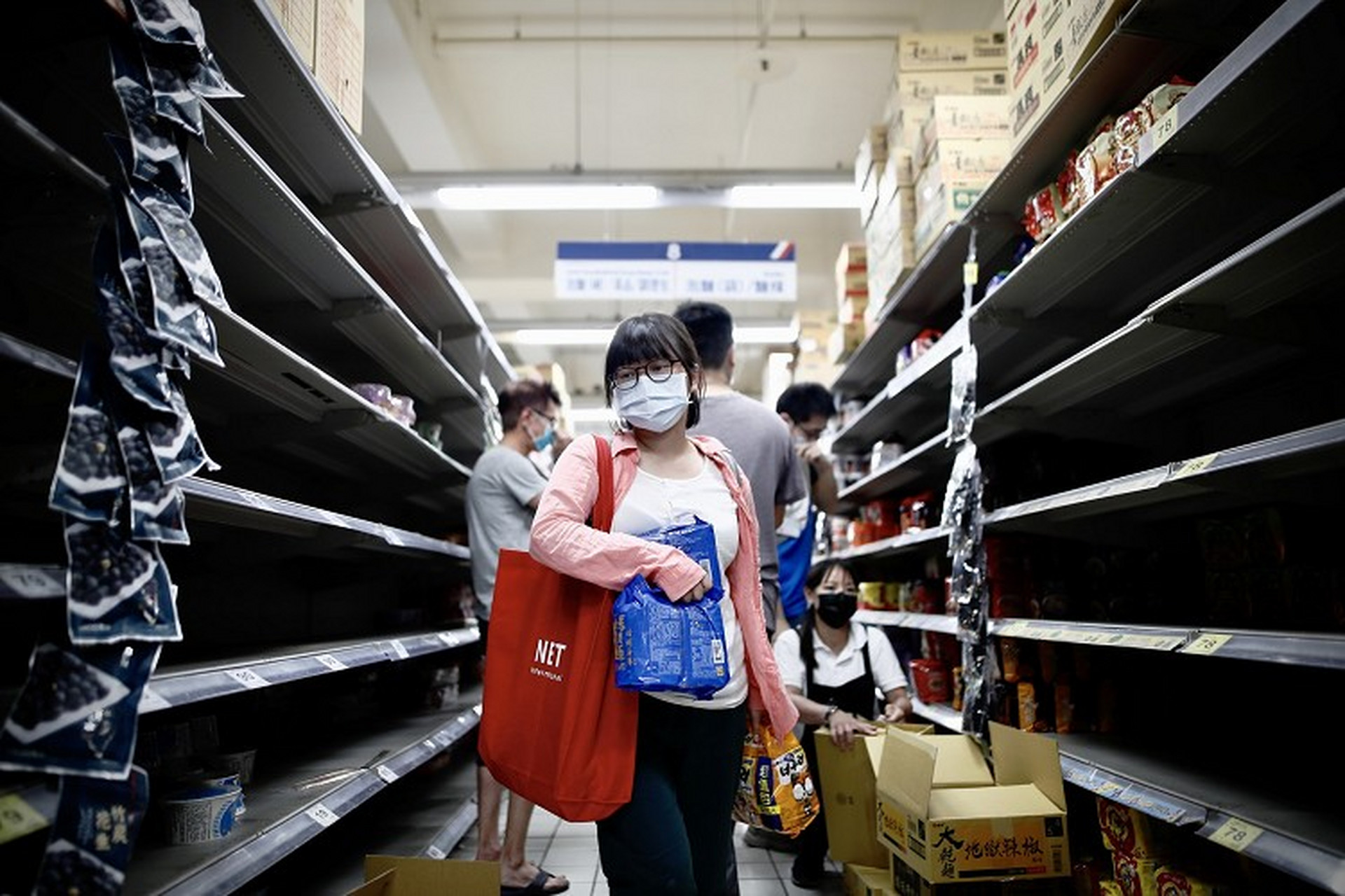 台湾地区爆发新冠疫情 中国台湾民众在超市抢购日用品.