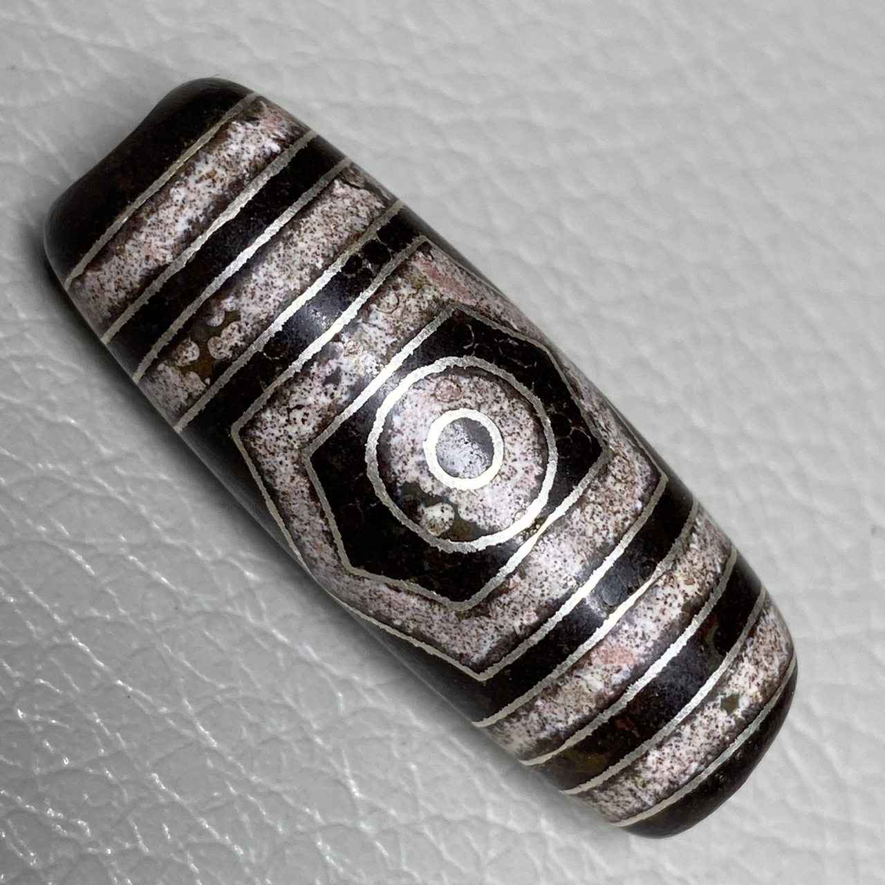 藏区回流老料镶嵌银丝满朱砂【三眼天珠】 尺寸:37*13毫米 重量11.