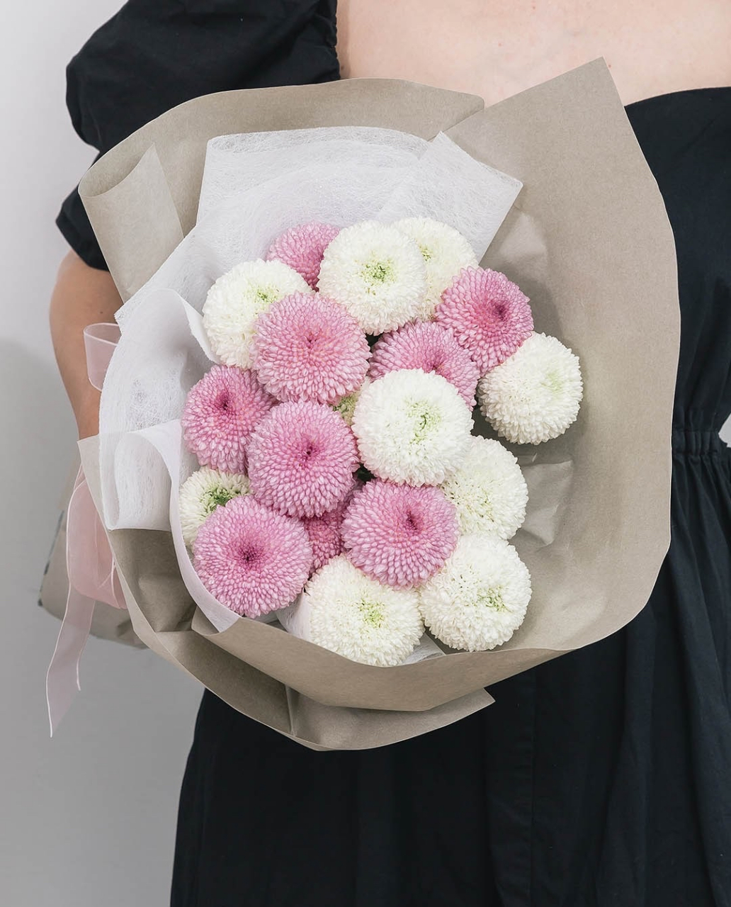 "青春无限,永远元气满满" 白粉乒乓菊混搭花束 花材:粉色乒乓菊10枝