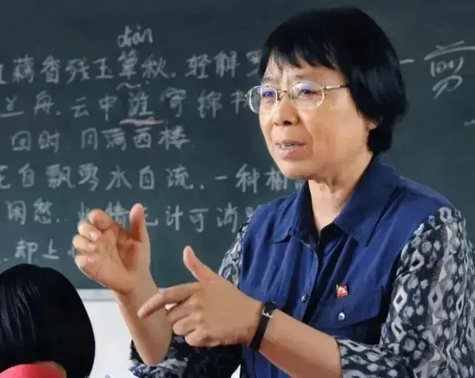 一天,张桂梅收到一封女学生的来信.