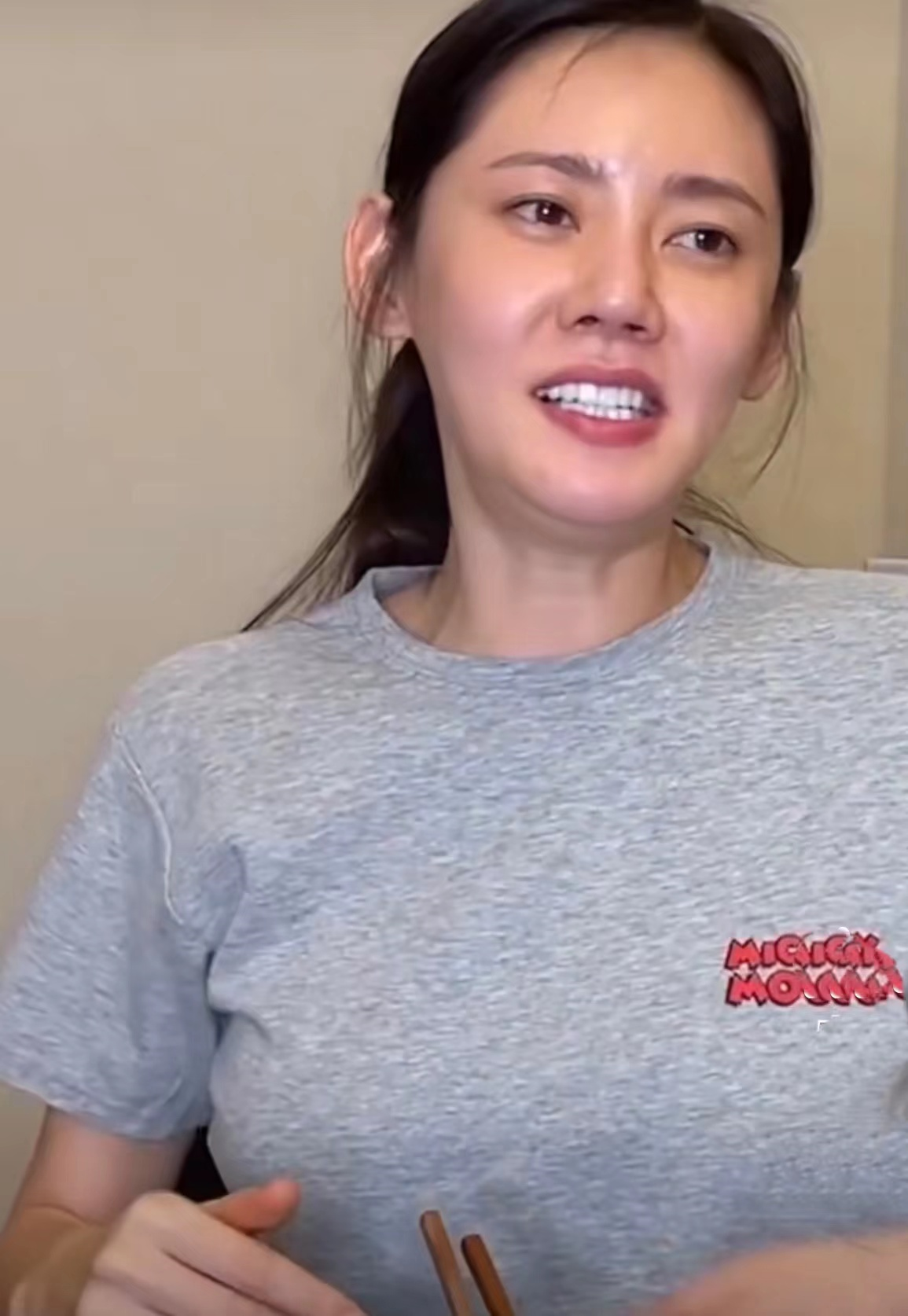 秋瓷炫素颜状态更新视频,深夜大口吃面,称人生幸福就好