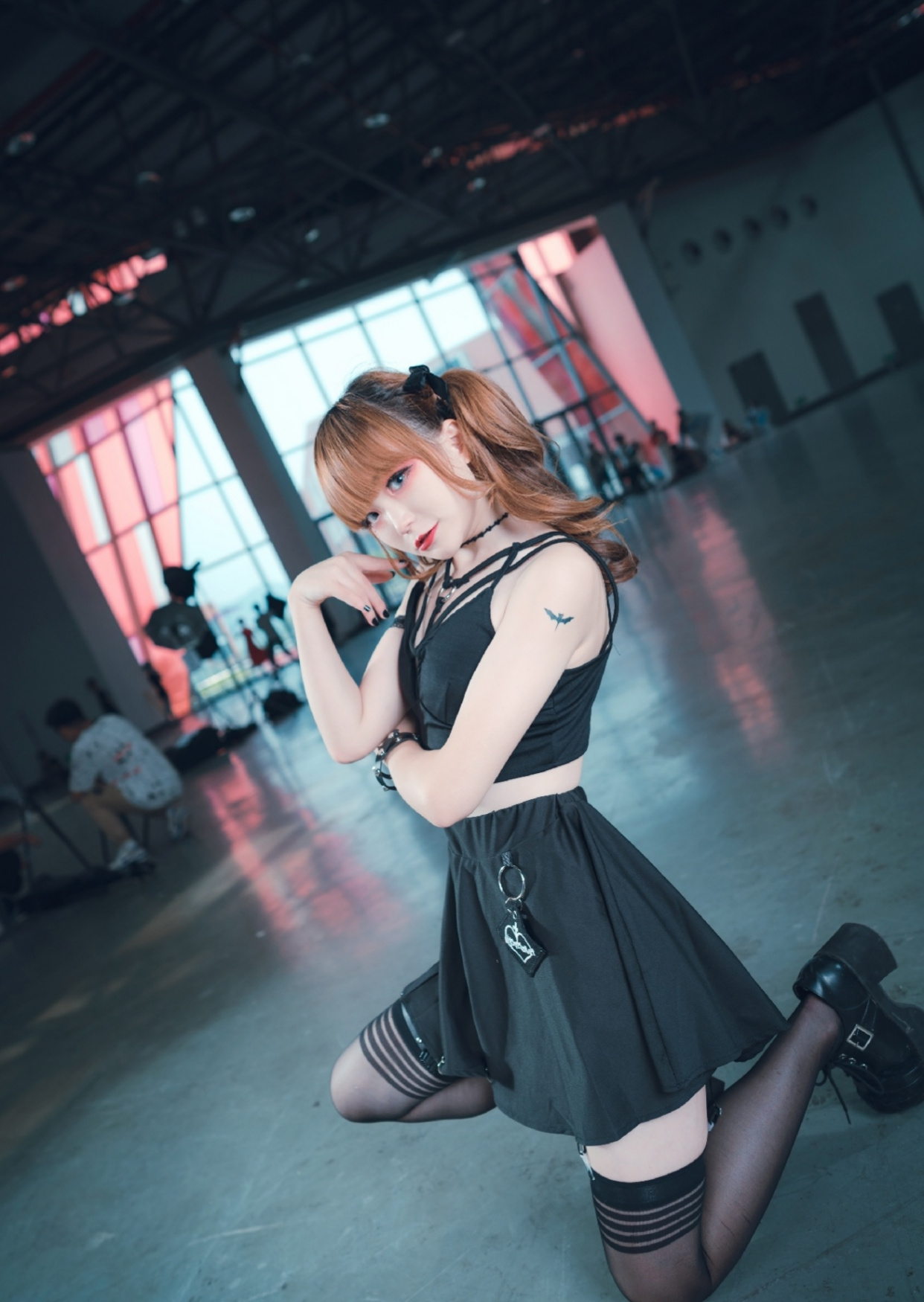 漫展上看到一位拍场照的"黑丝"萌妹子,姿势还挺多,有点可爱哦