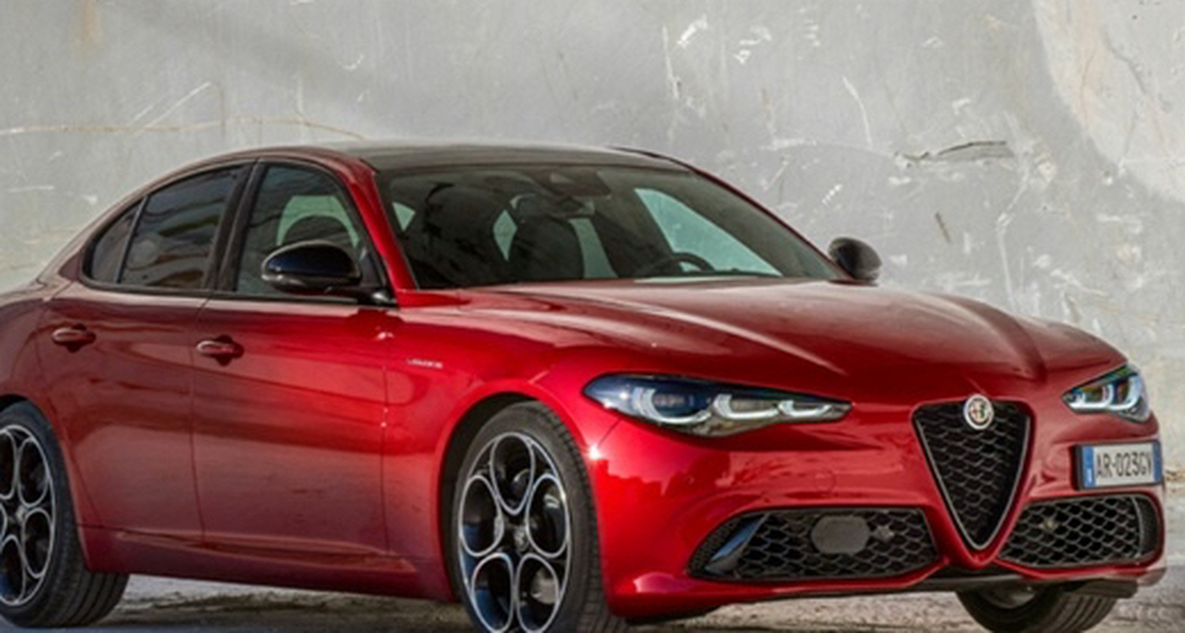 阿尔法罗密欧发布了全新的运动轿跑朱丽叶,前灯组整体造型不变,内部