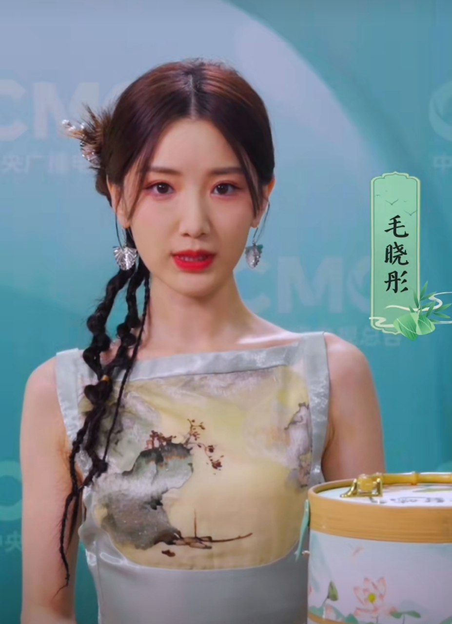 毛晓彤参加端午晚会演出,采访环节气质文静,穿着古风连衣裙淡然甜美