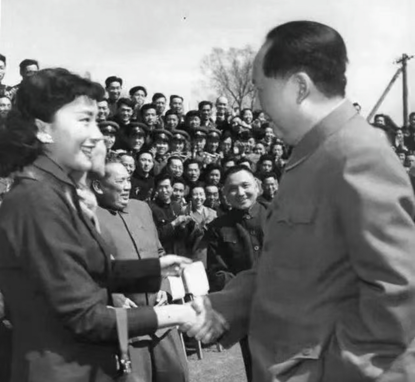 被称为"时代美人"的夏梦与伟人的合影