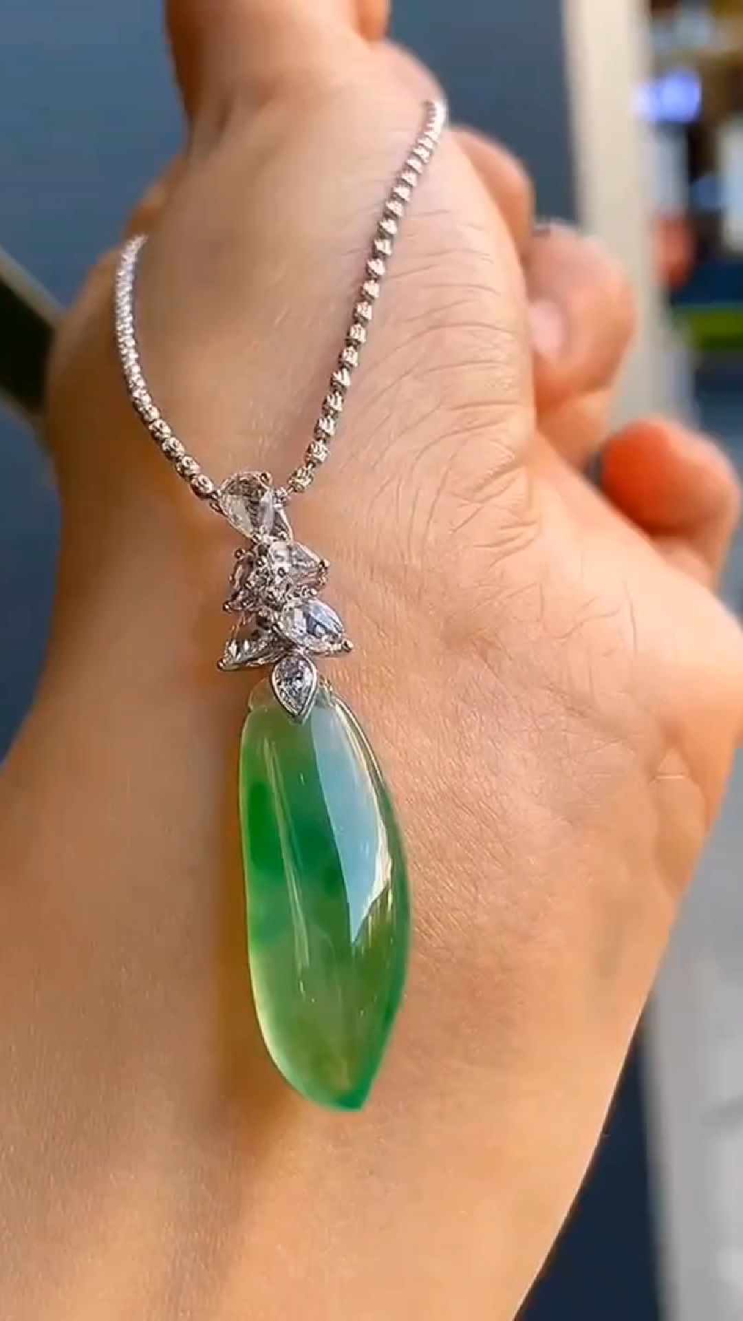 高冰阳绿翡翠福瓜吊坠,冰透水润,饱满圆润,精致时尚