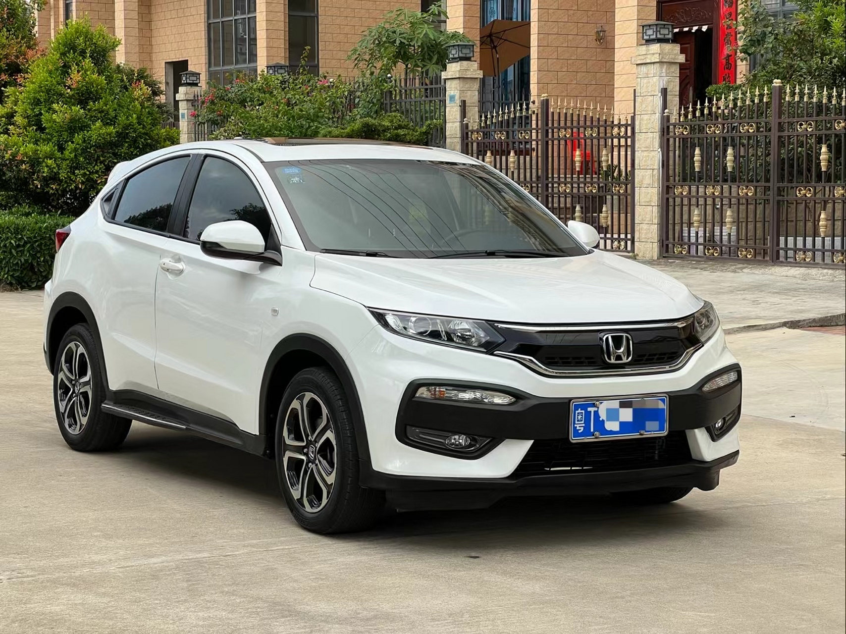 8l舒适版 自动档  白外黑内真皮搭配完美 全景大天窗 多功能方向盘 无