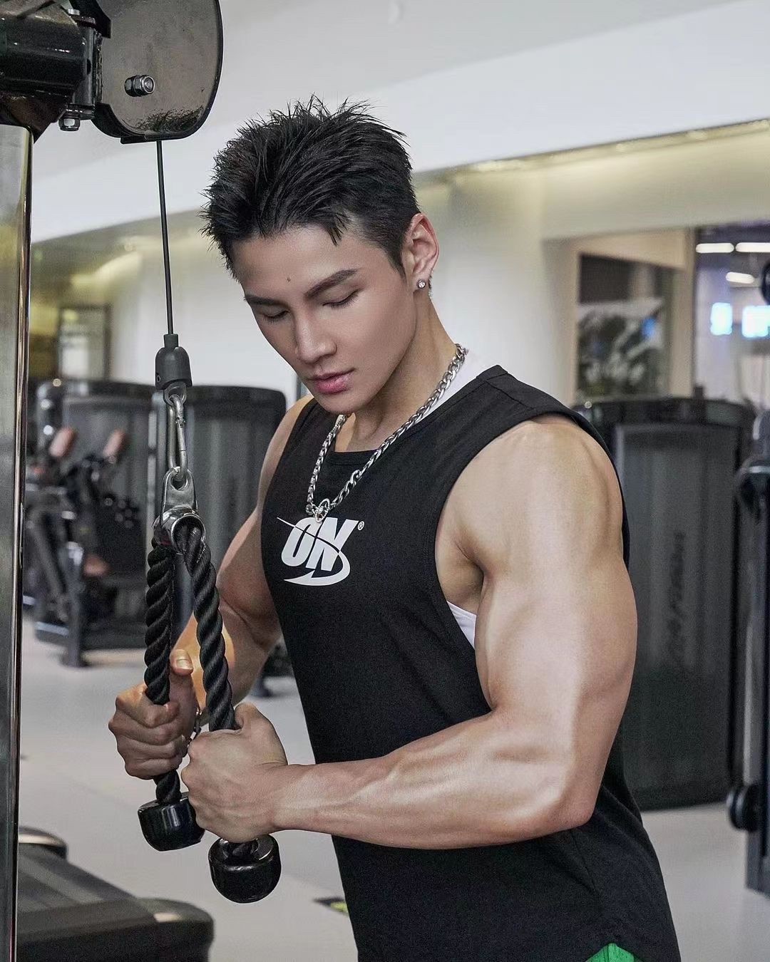 八块腹肌的明星健身教练,胸肌也好饱满,镜头里特别有男人味!