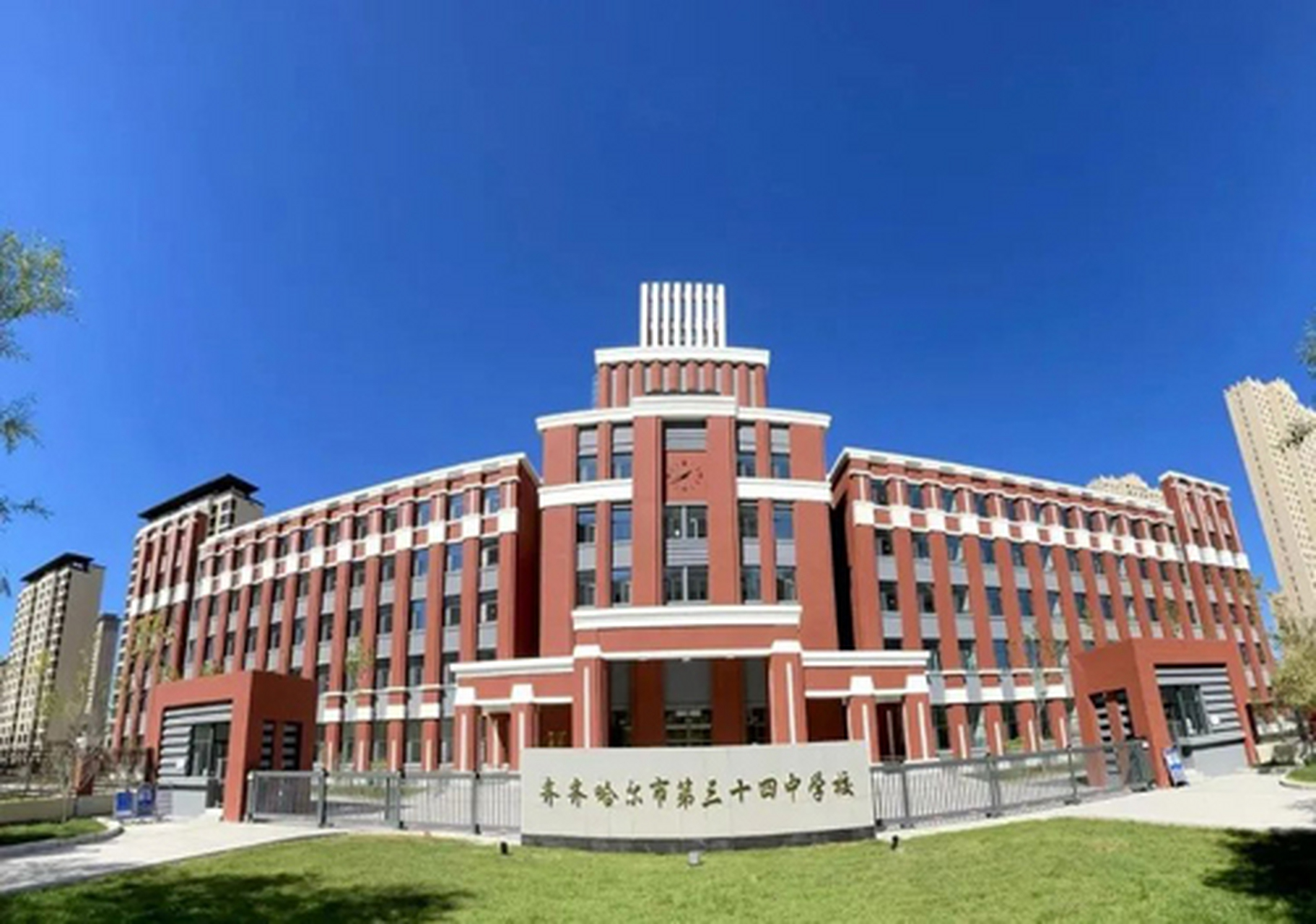 黑龙江省齐齐哈尔市一中学体育馆楼顶坍塌 10余人被困.