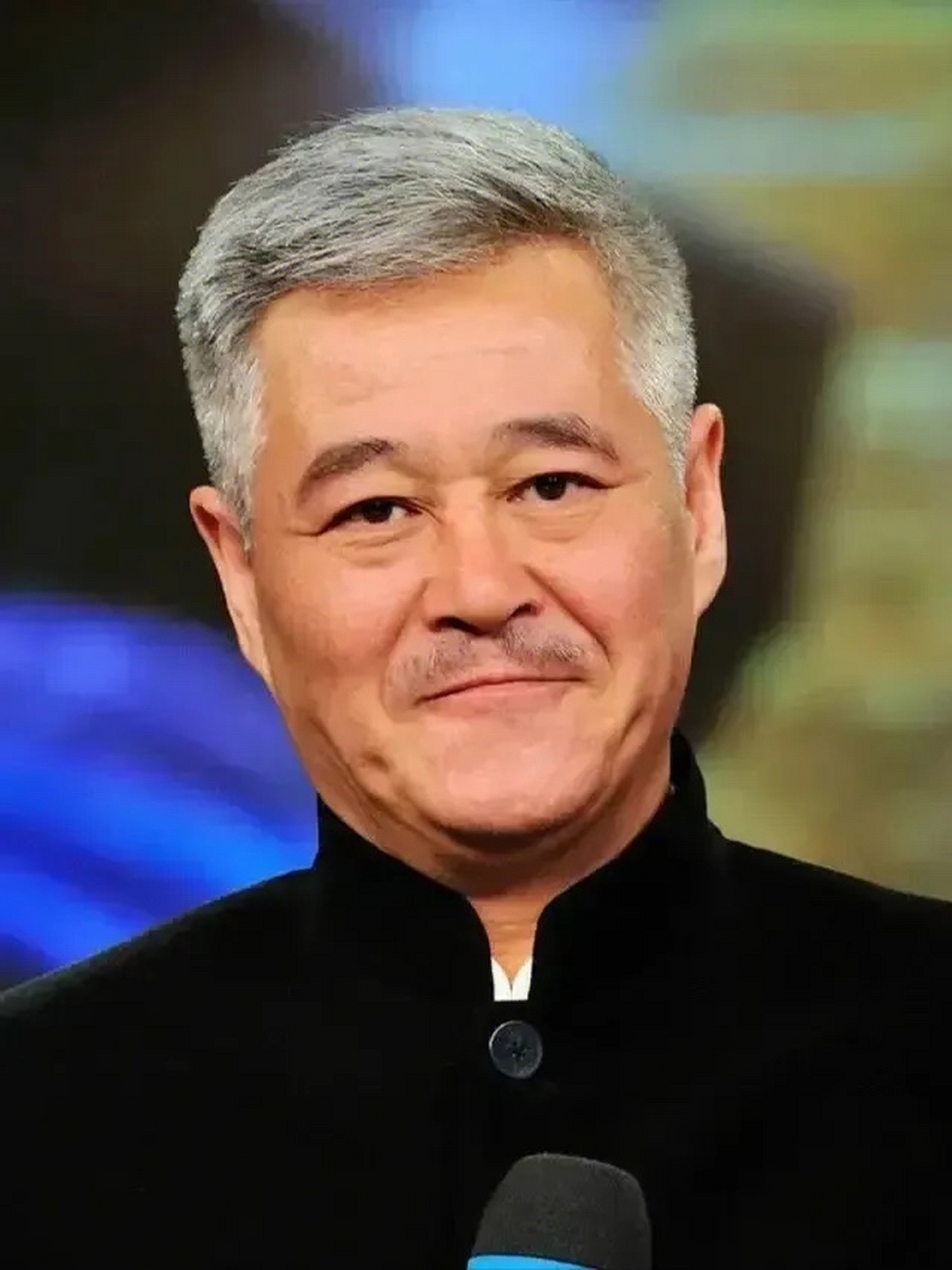 一天晚上,赵本山脱了衣服正准备睡觉,娇妻马丽娟突然趴到了耳边:"老赵