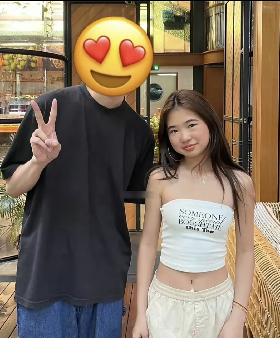 曹格13岁女儿打扮遭吐槽,穿低领露背太成熟,可谓女大十八变