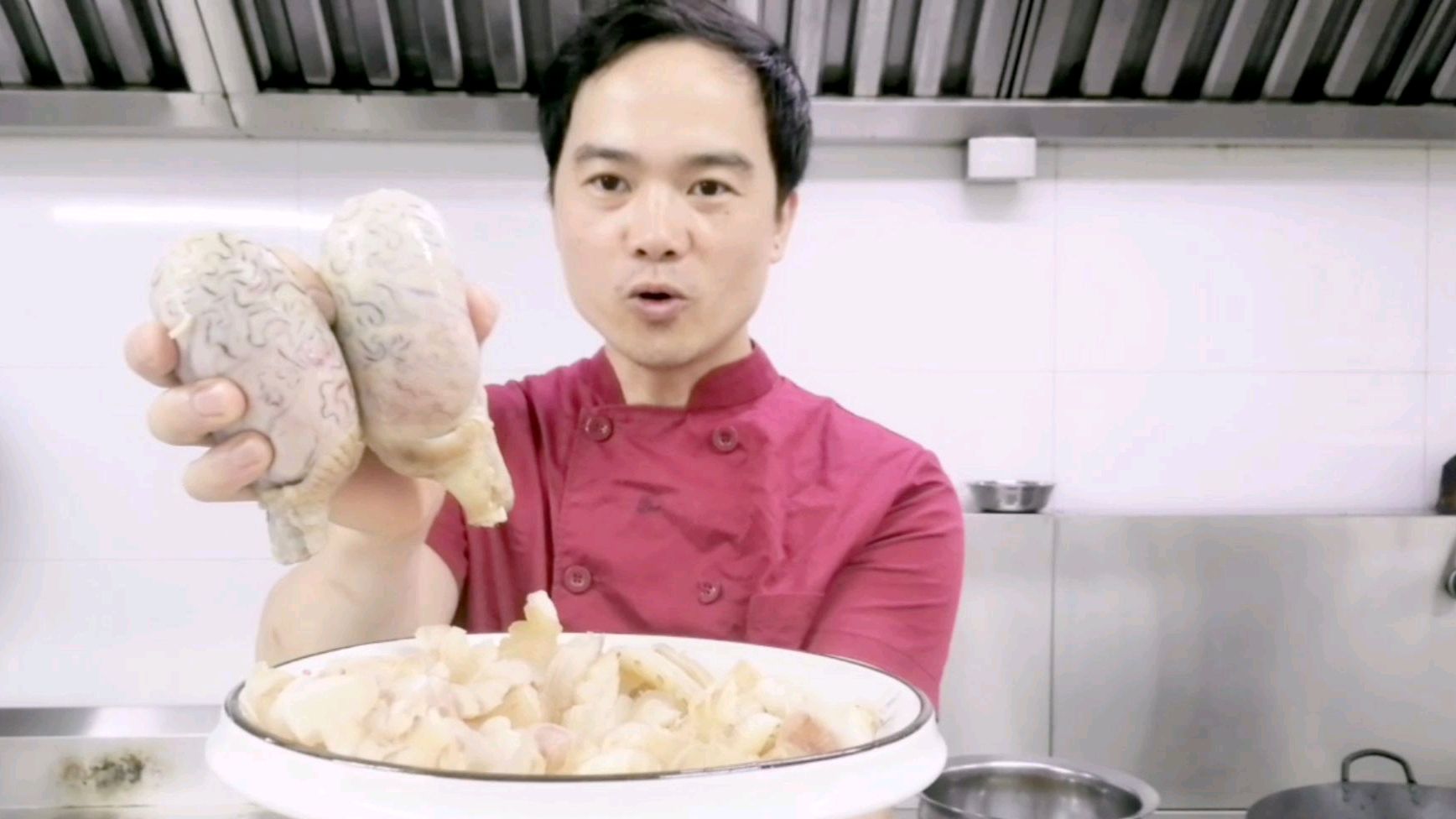 小伙花130买一副牛鞭,光两个蛋蛋就3斤多,干锅牛蛋吃得太爽了