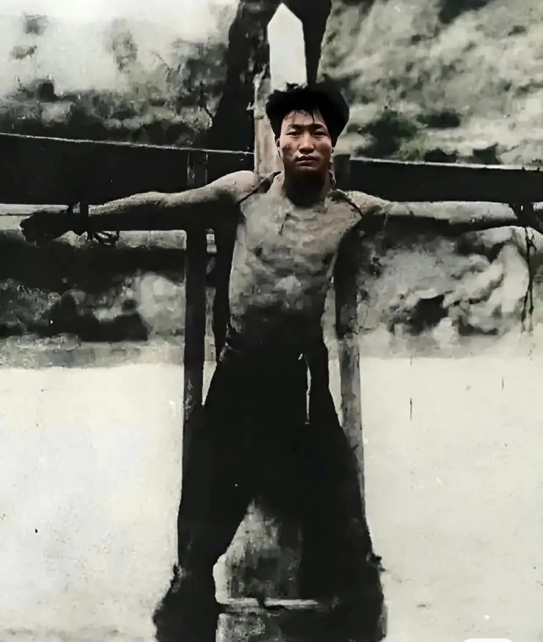 这个被绑在十字架上的男人叫凌福顺,是一位身经百战的闽东红军营长