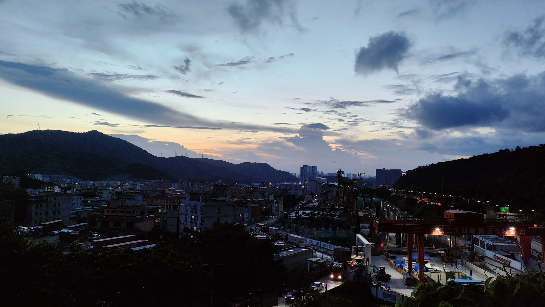 夜幕下的深圳西坑村