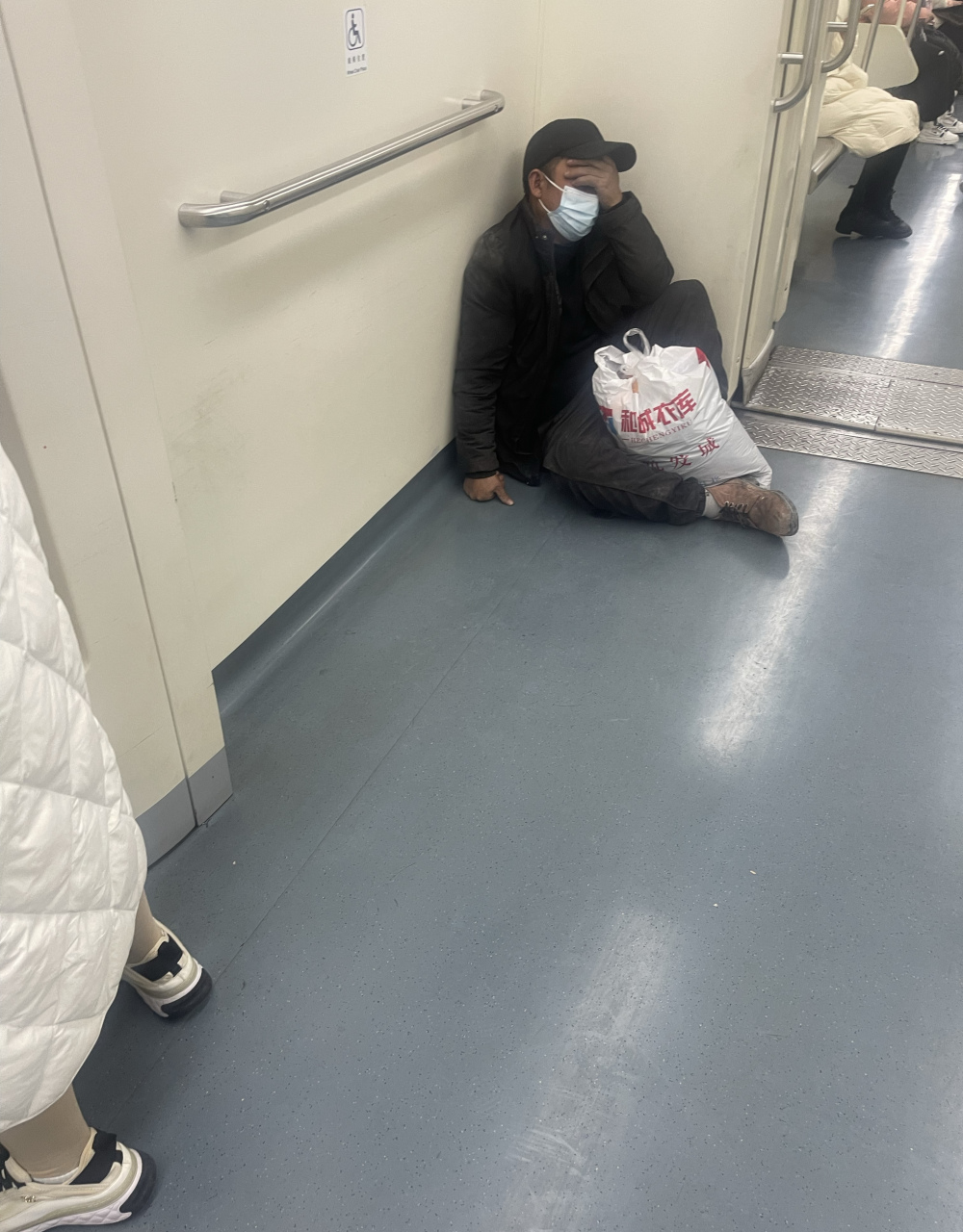 素质和学历无关,农民工大哥害怕弄脏座位,选择坐在地上