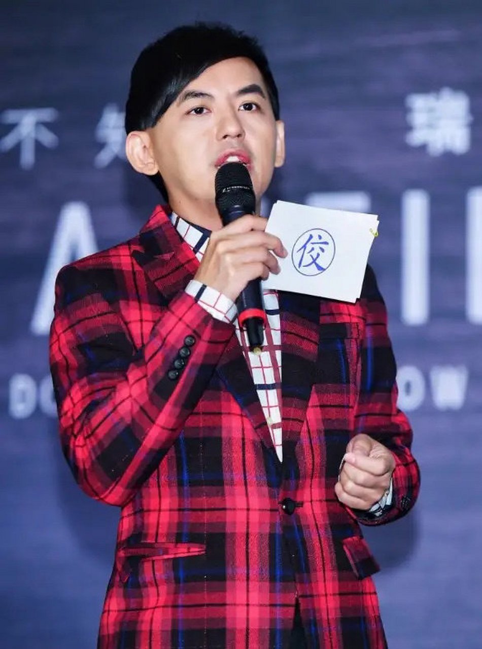 "性骚扰"成了2023年的热词,先是台湾57岁许杰辉被学生指控经常利用