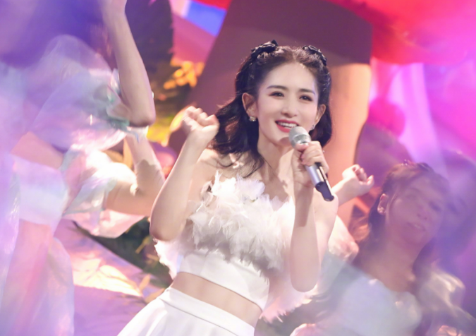 曝42岁谢娜疑似怀三胎!带女儿现身商场,小腹隆起孕味十足