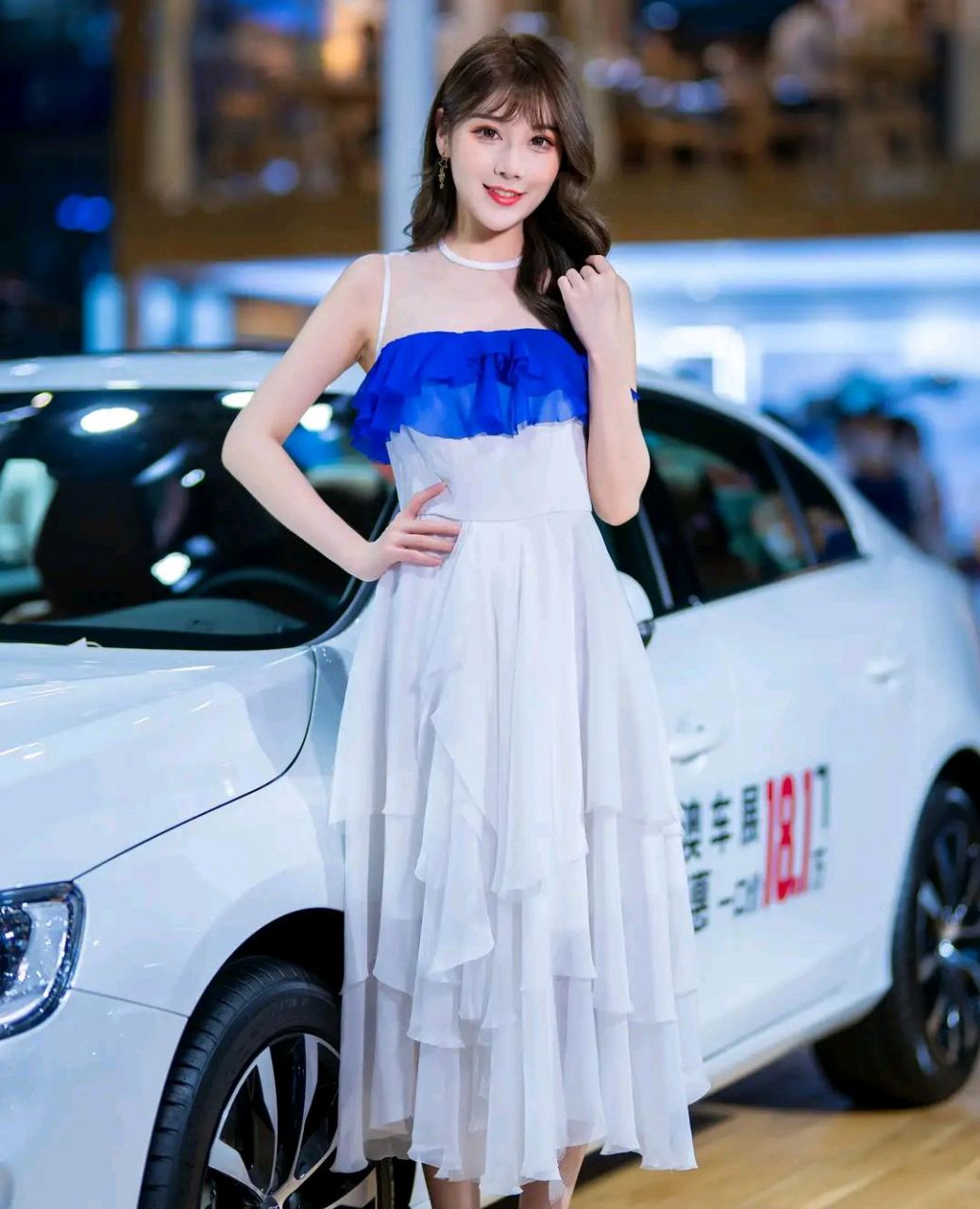 街拍# 笑容甜美明肖妹:谁能拒绝笑容甜美的李明肖呢?