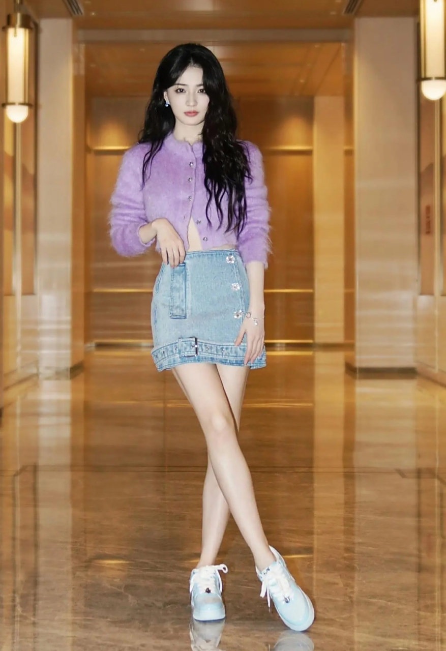 徐璐穿紫色上衣搭配牛仔短裙,秀美腿!