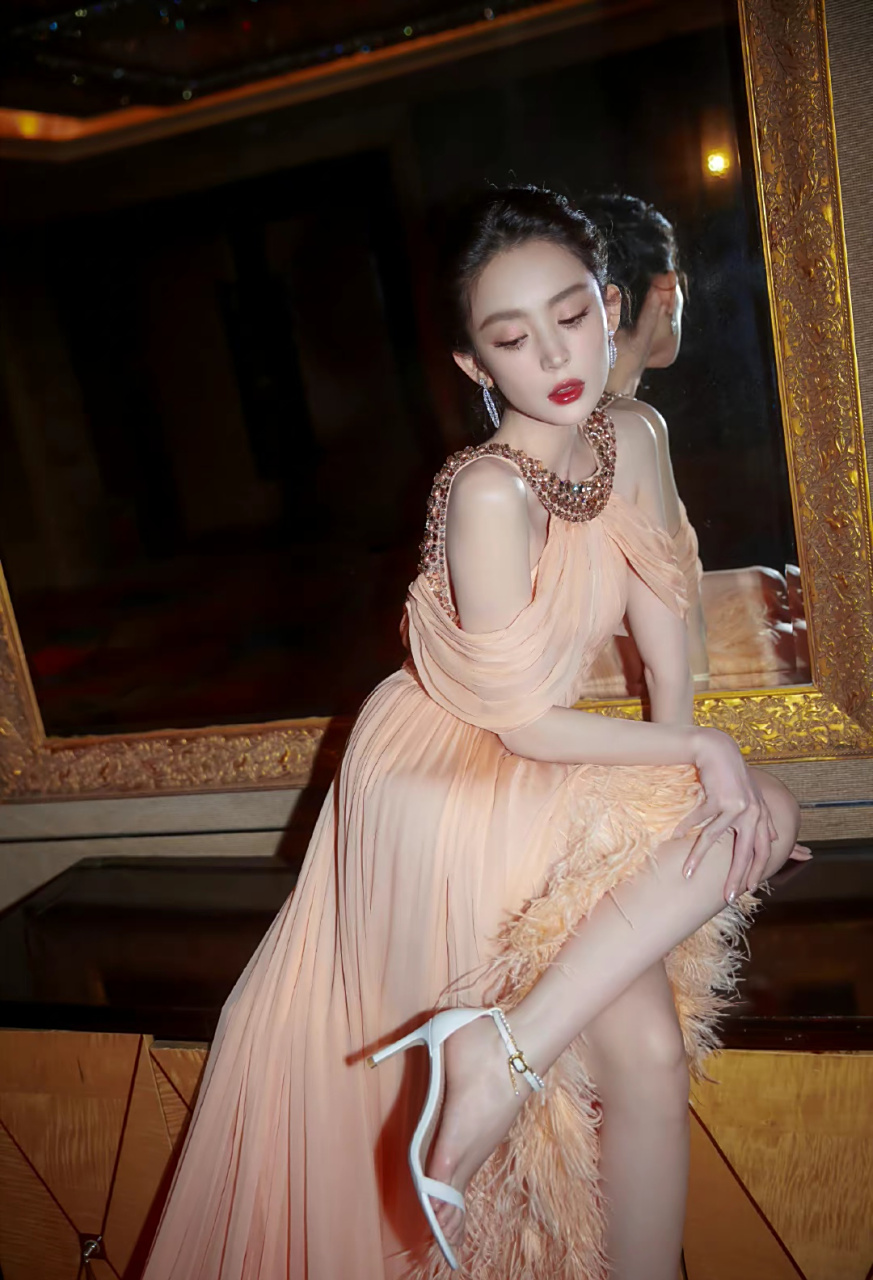 古力娜扎# 肤白貌美,身材曼妙,香肩玉背,美腿玉足