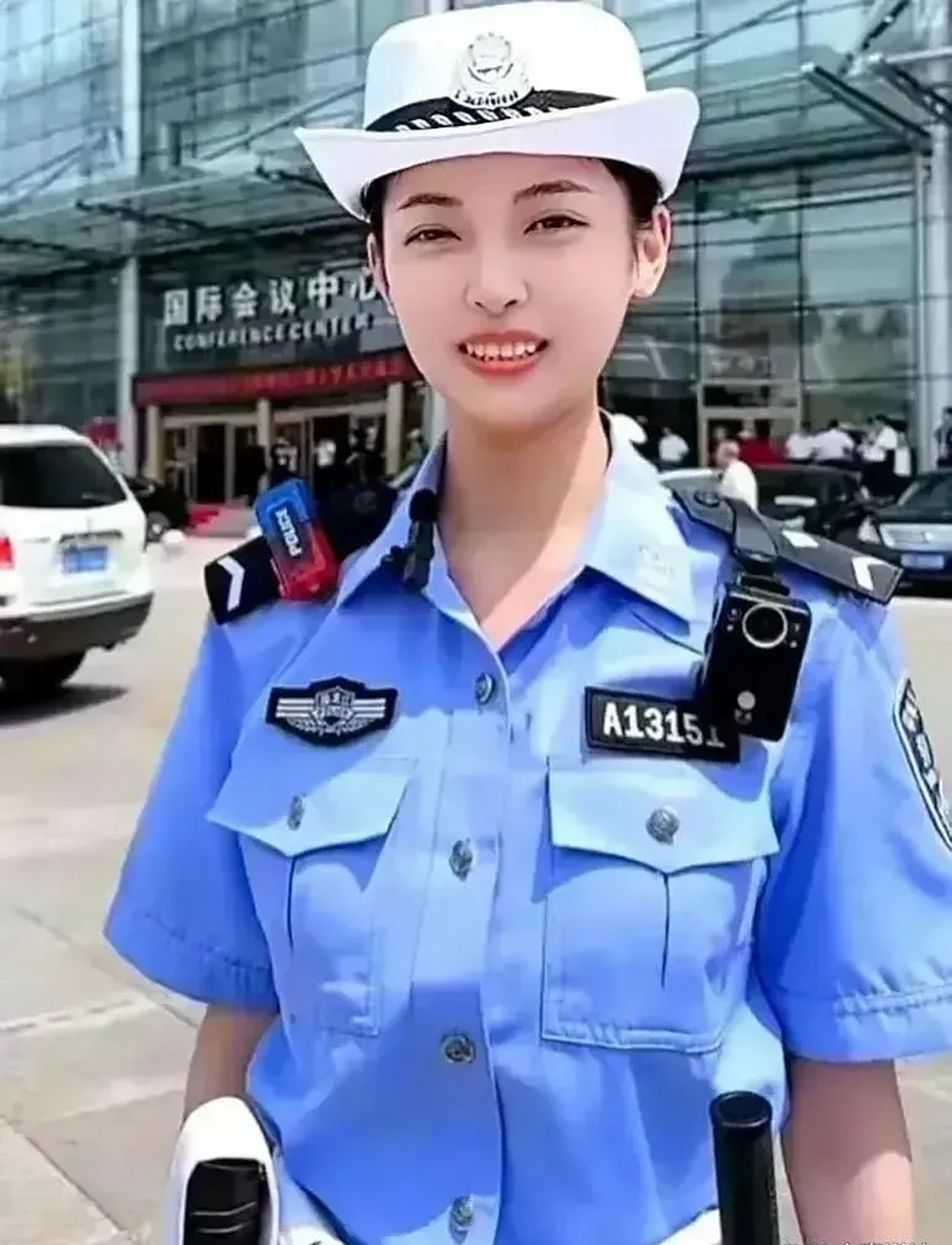 自从陕西咸阳女交警张娟走红网络后,出现了三个想不到.
