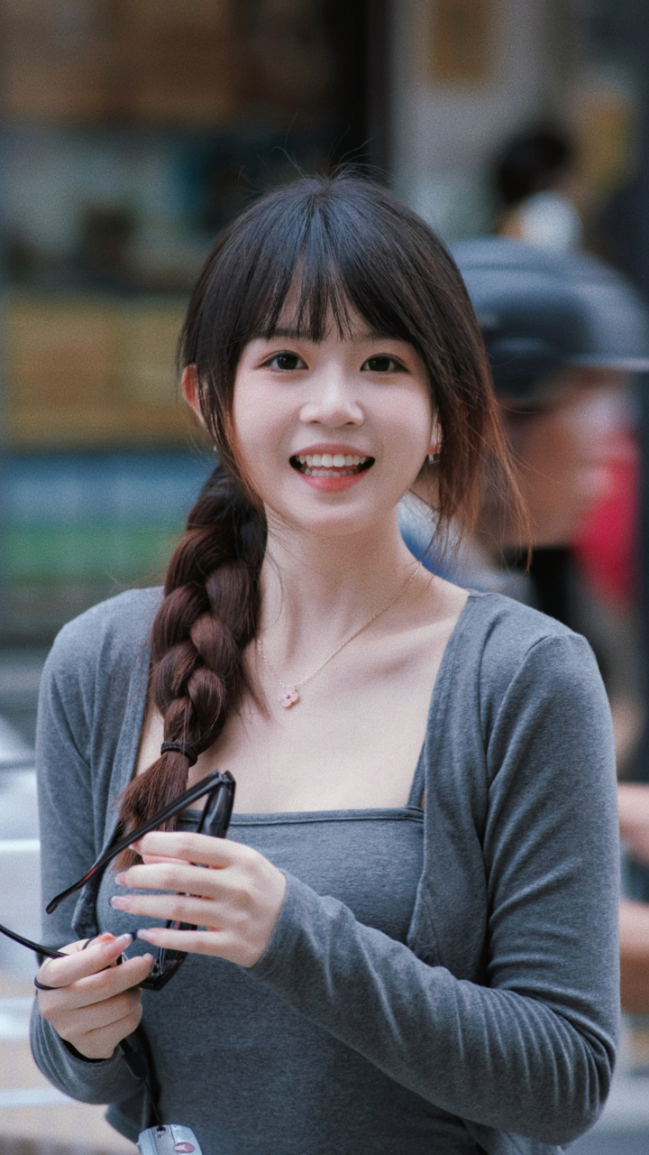 圆脸甜美少女"小野"写真,麻花辫造型又俏又美