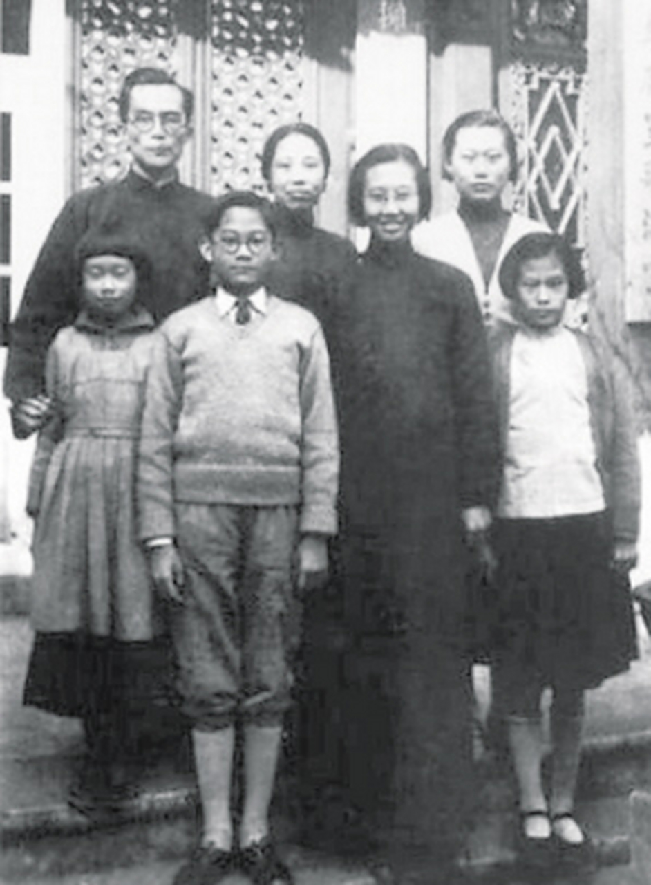 1939年,清华校长梅贻琦与家人在昆明东寺街花椒巷6号