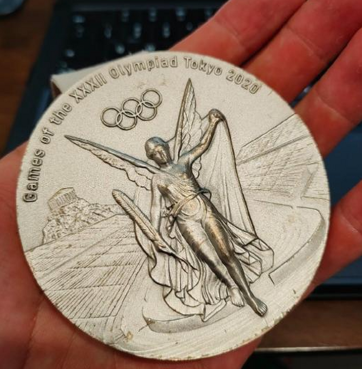 运动员郑鹏飞在社交媒体上"吐槽"称,他于两年前获得的东京奥运会银牌