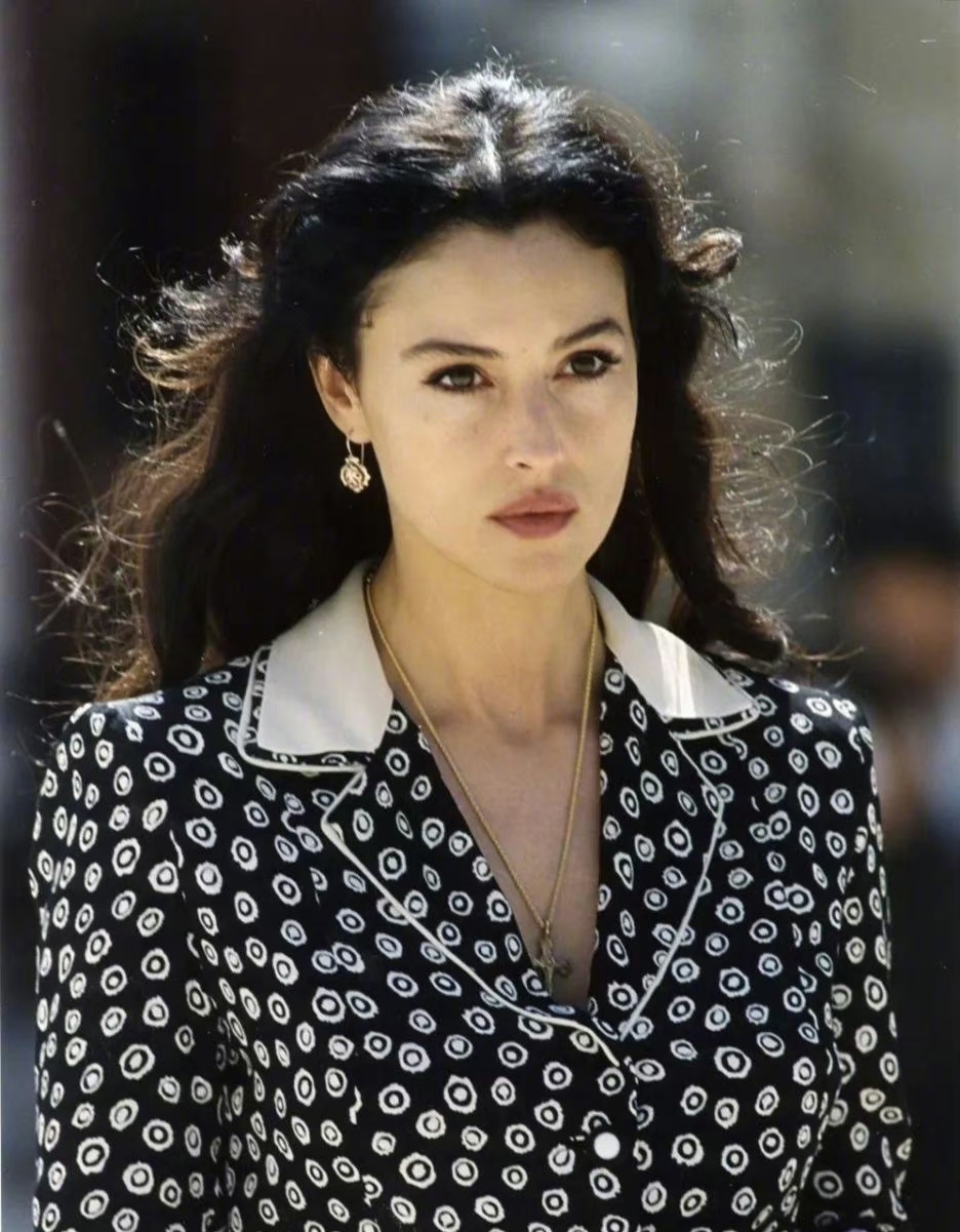 地球球花莫妮卡十二岁照片曝光,美出天际,惊为天人,美到没朋友