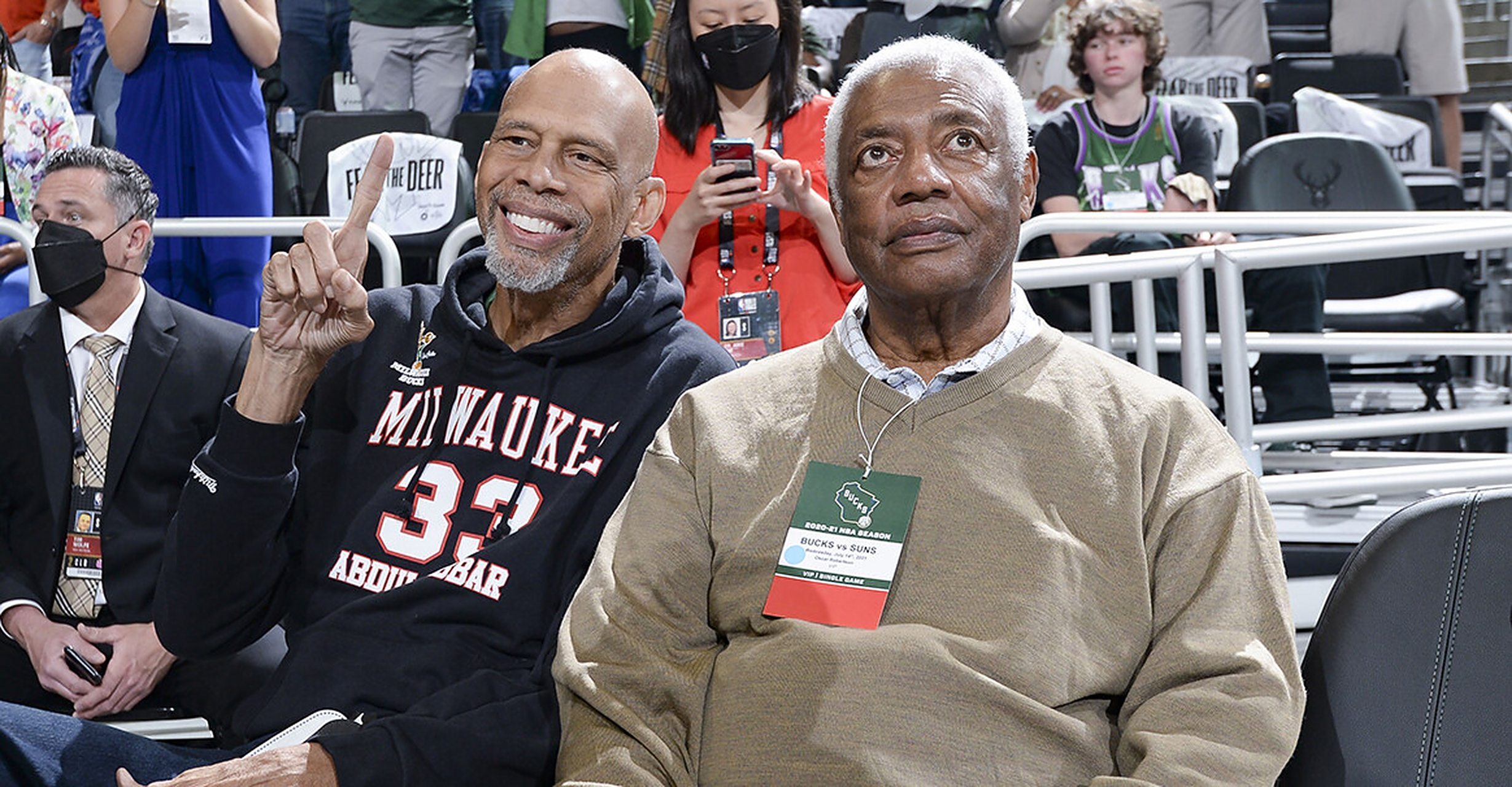 贾巴尔表示,尽管"魔术师"约翰逊拥有令人难以置信的球技和赛场傻哪