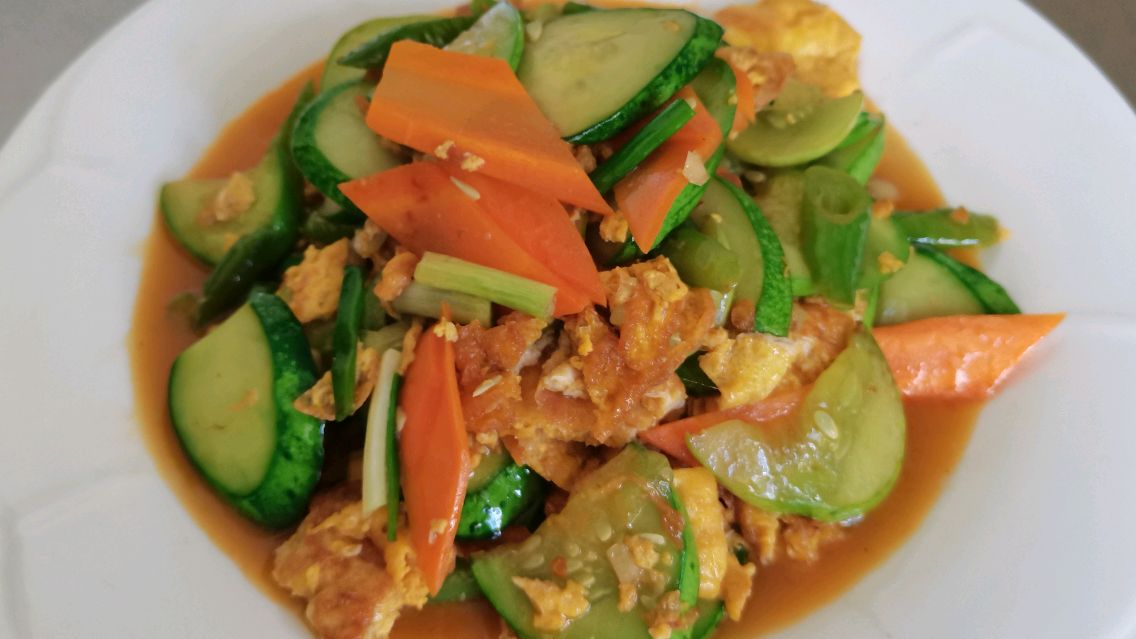 农家菜黄瓜烧鸡蛋饼,黄瓜脆爽清甜,开胃又下饭,全家都爱吃