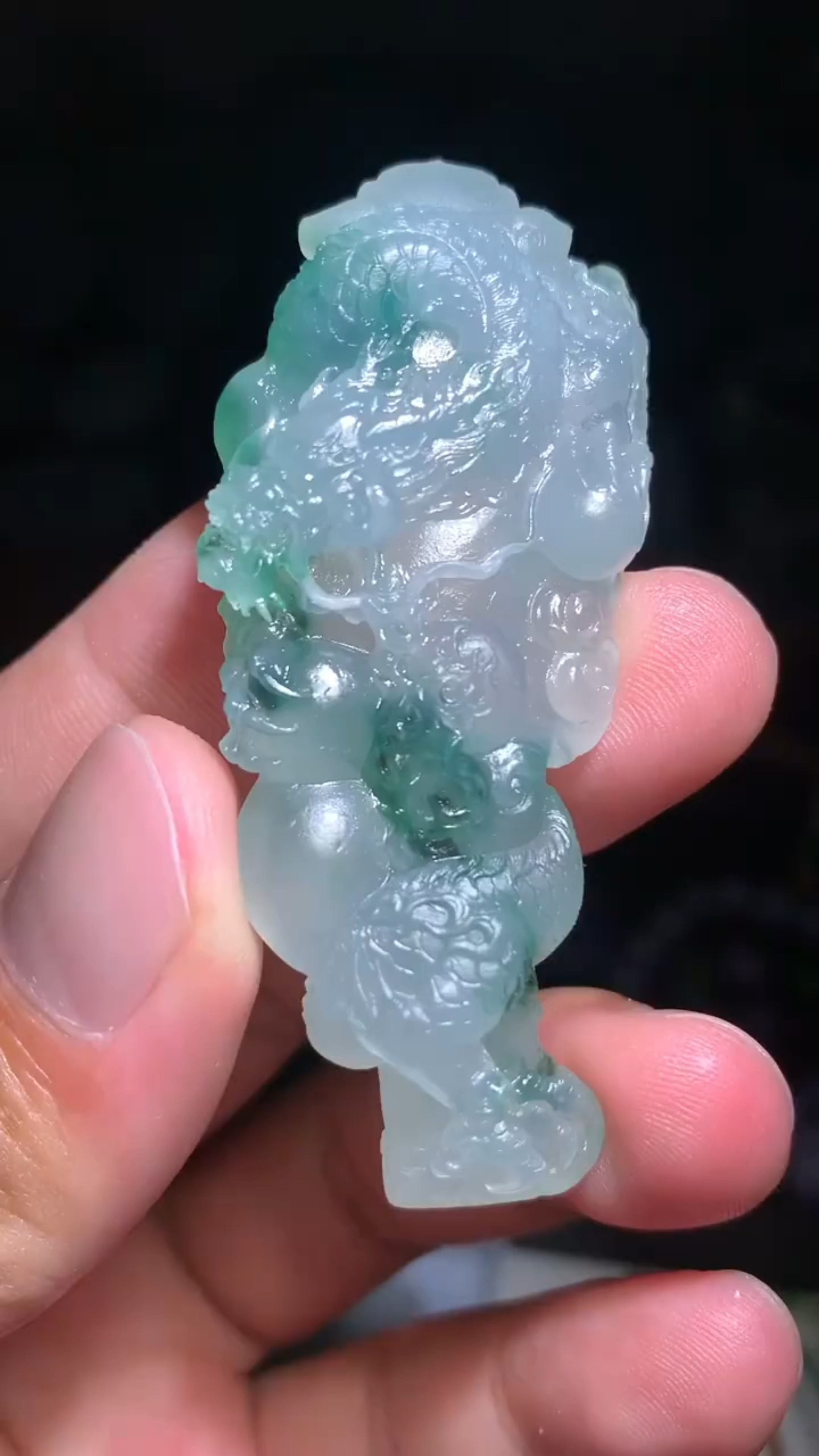 冰飘花翡翠龙柱,祥龙绕柱盘旋,臂爪矫健,神情贵凌厉,整体造型庄重严肃