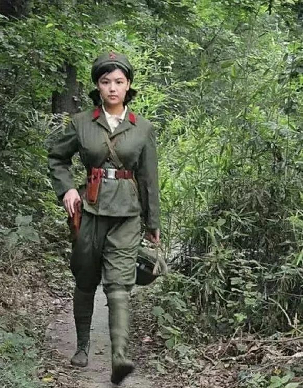 这是1979年,对越自卫反击战中前线女兵的照片,44年