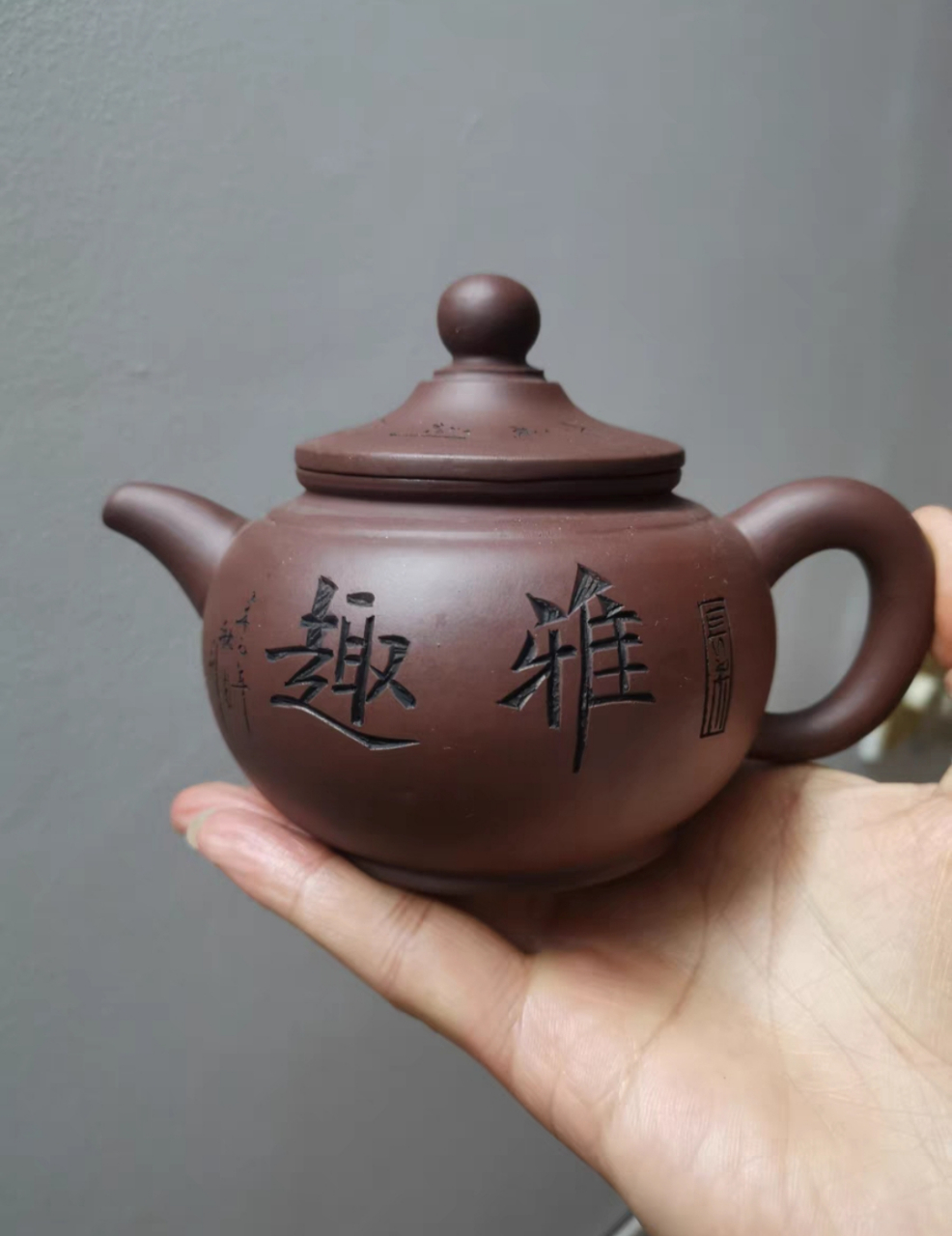 家里珍藏宜兴早期 一厂的经典名家刻施小马老壶 容量约350cc, 早期一