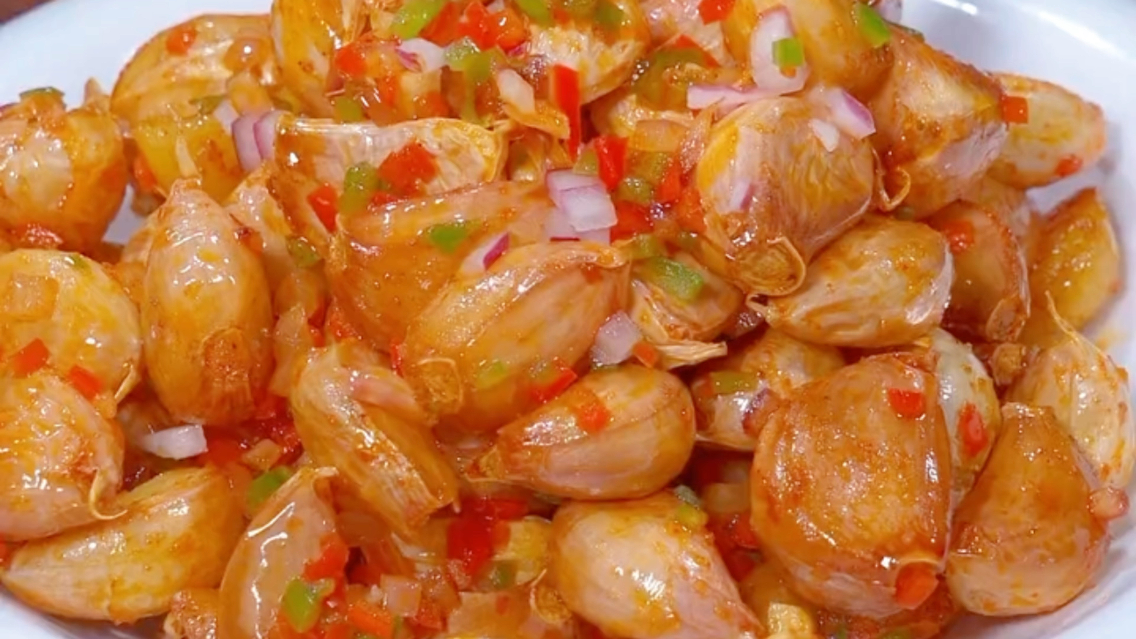 做梦也想不到,平时炒菜的大蒜,还能炒菜吃