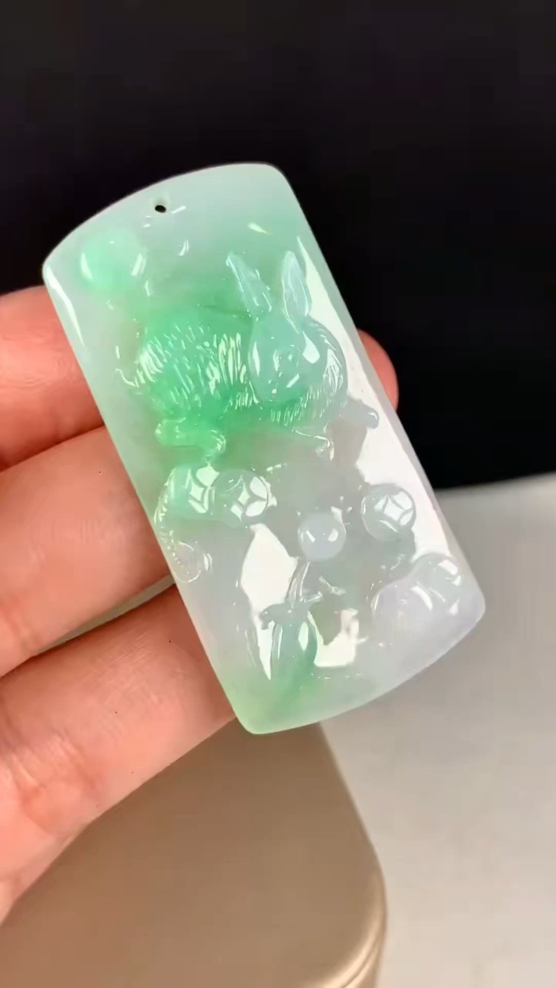 浙江粉丝兄弟定做的飘绿翡翠生肖兔牌挂件吊坠分享-度小视