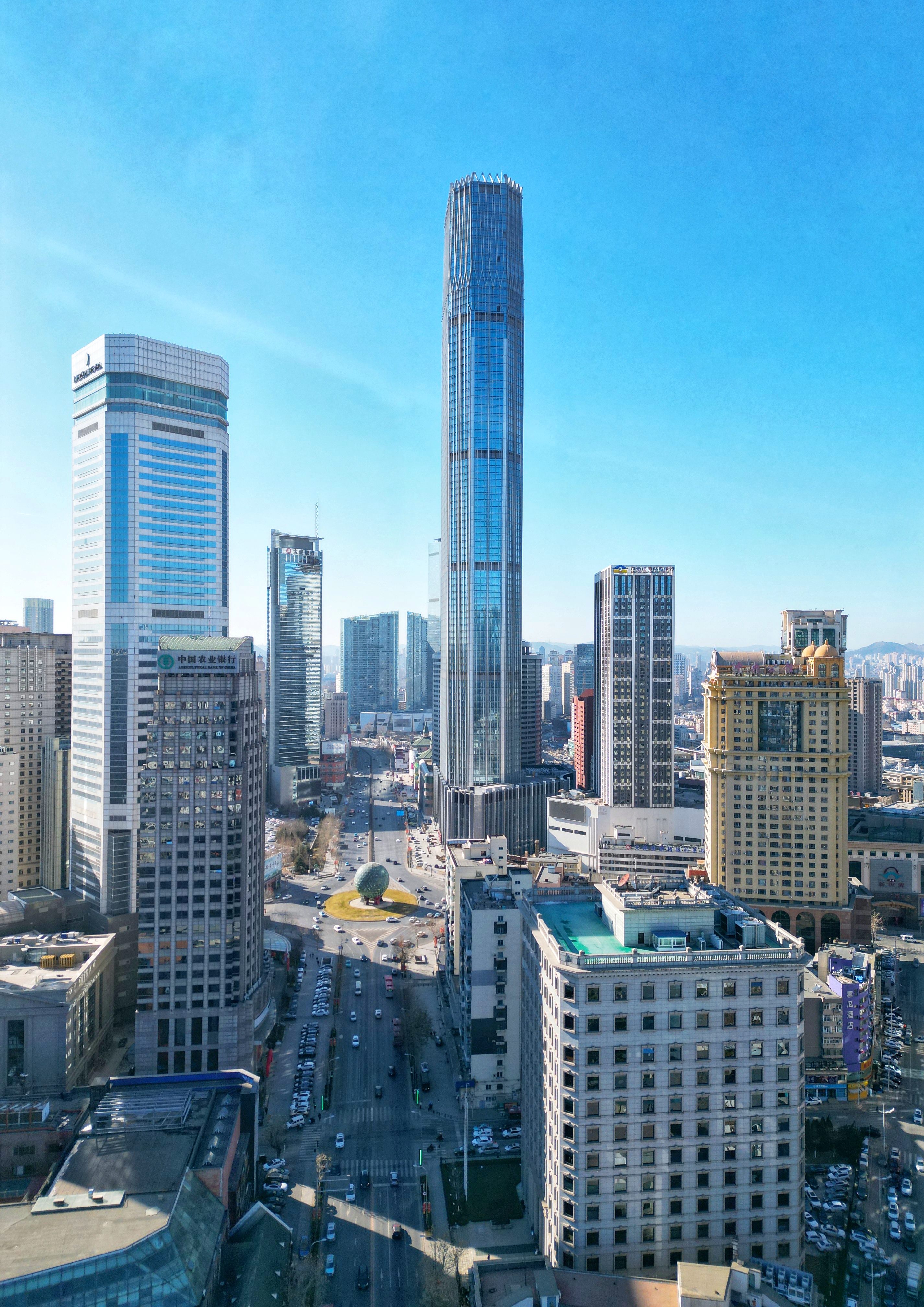 大连中山广场,东北地区最大环形广场,大连经济中心,四周都是银行,全是